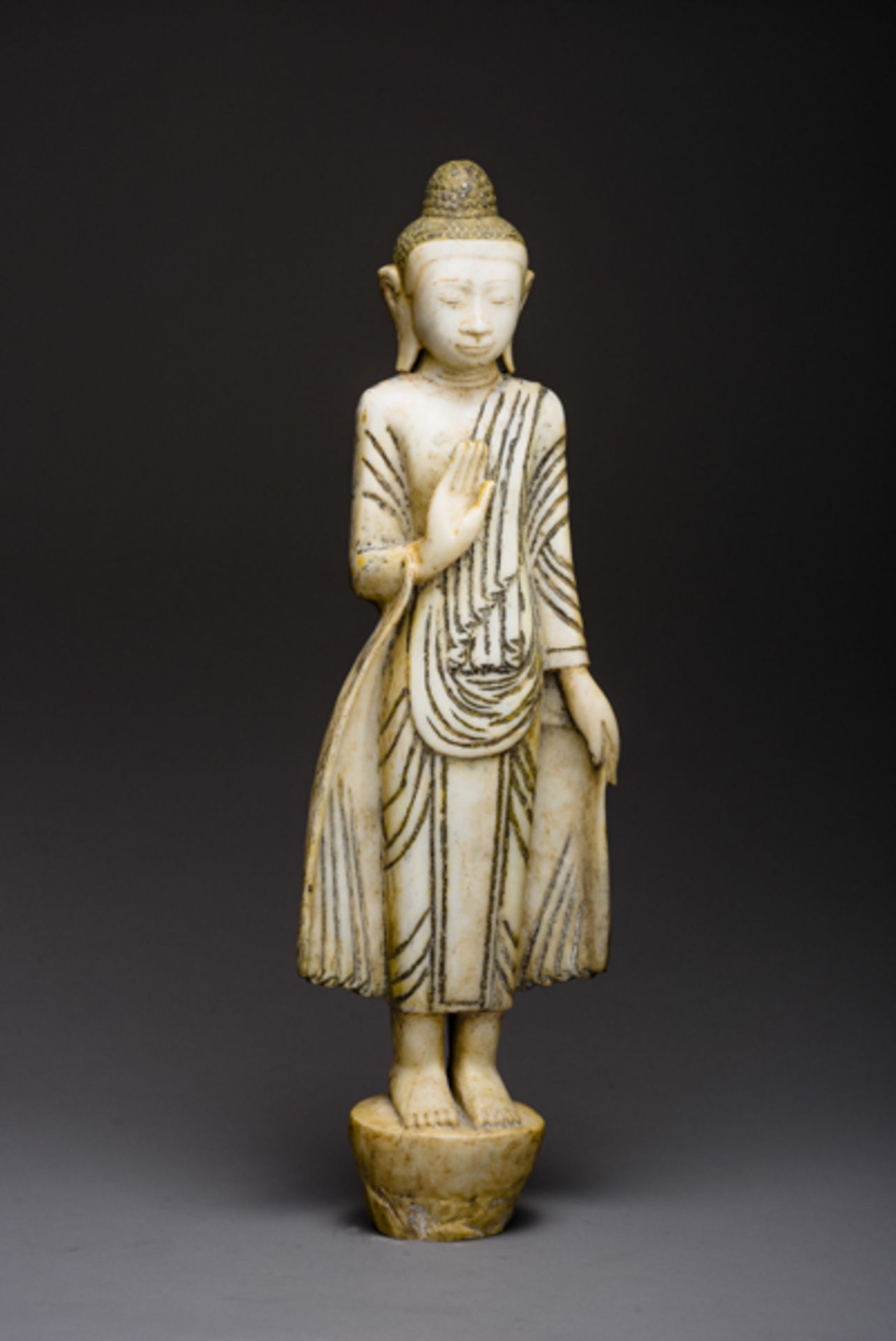 STEHENDER BUDDHA MIT SCHUTZGEWÄHRUNG
Alabaster. Burma/ Myanmar, Mandalay-Stil, ca. um 1900 bis 1. H.