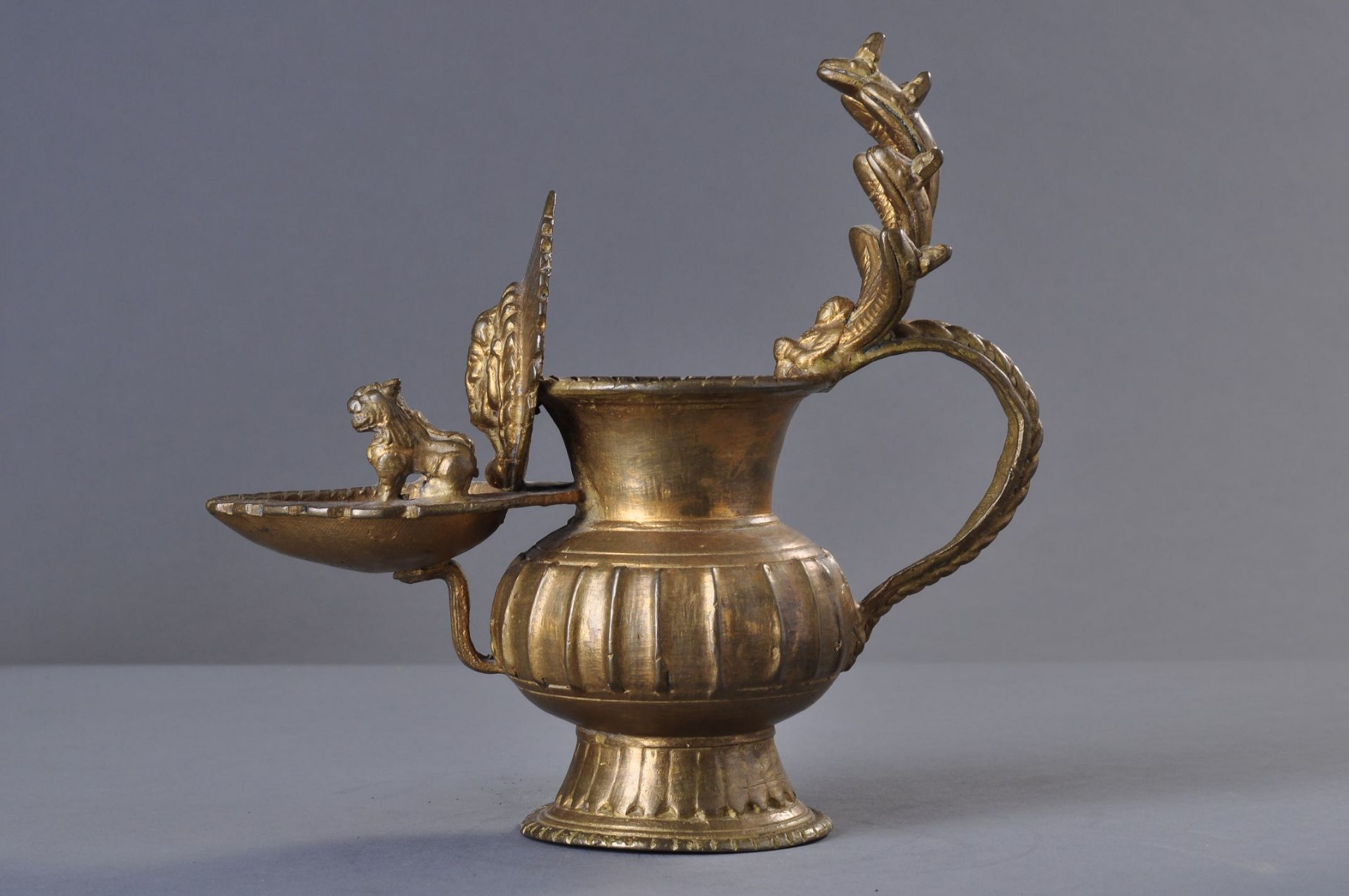 DEKORATIVES GEFÄß MIT NAGA
Bronze mit Lackvergoldung, Nepal, 20. Jh.Ausgestellter Fuß mit - Bild 3 aus 4