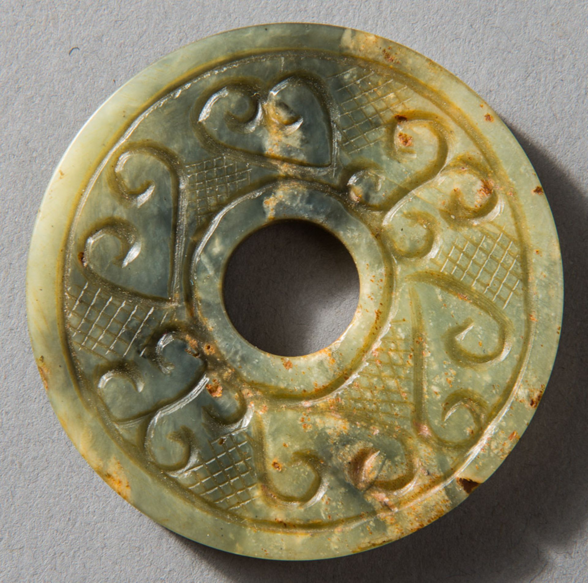 KLEINE BI-SCHEIBE
Jade (Nephrit). China, QingArchaistische Bi als Handschmeichler. Gelbgrüner - Image 2 of 3