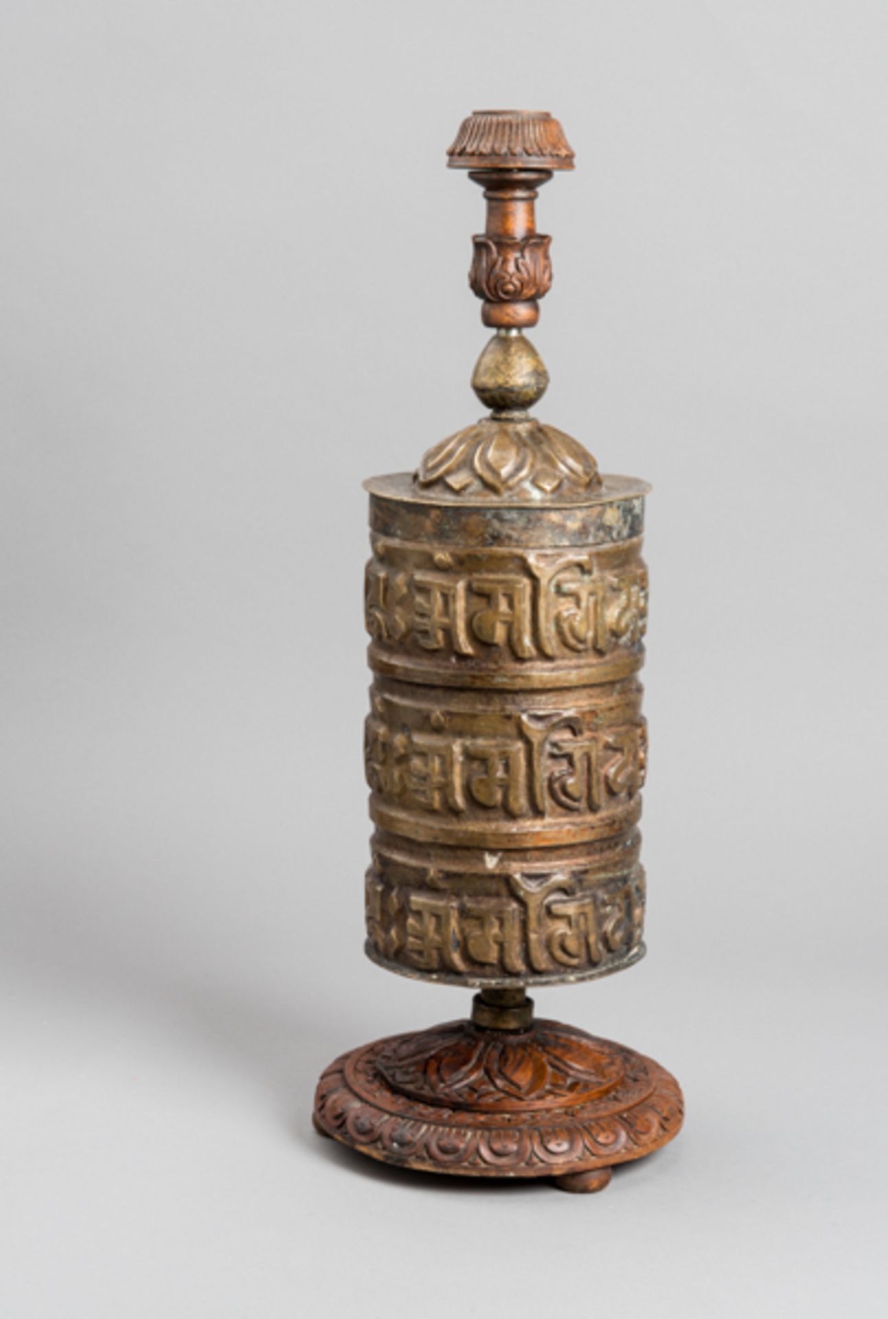 TIBETISCHE GEBETSMÜHLE
Messing und Holz. Indien, Wirkungsvoll gestaltetes Stück, die Gebetsmühle