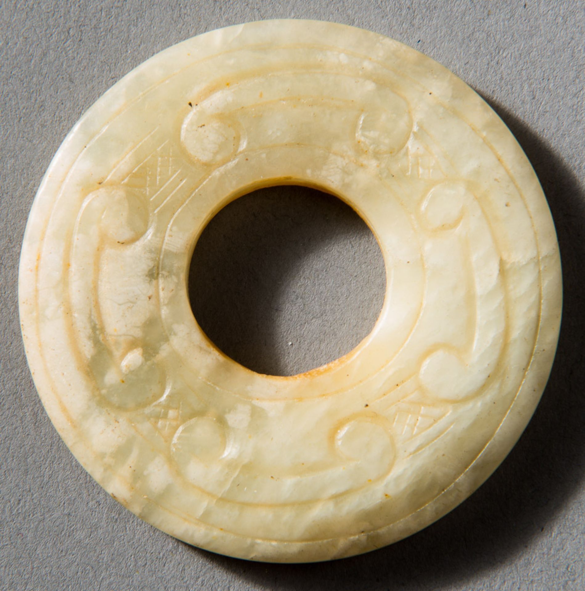 KLEINE BI-SCHEIBE UND ZIERSTÜCK
Jade (Nephrit). China, späte Qing-Dynastie, ca. 19. Jh.2 Jaden: - Image 2 of 5