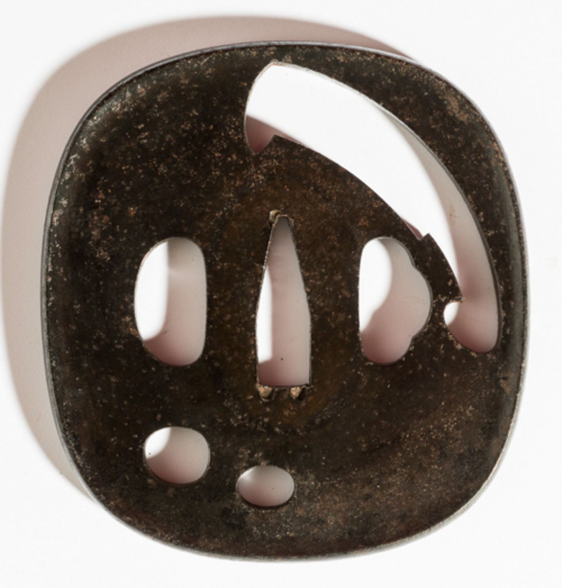 TSUBA MIT HACKBEIL NATA
Eisen. Japan, 19. Jh.Dieses Tsuba ist in der Art der alten Ko-Katchushi- - Image 2 of 2