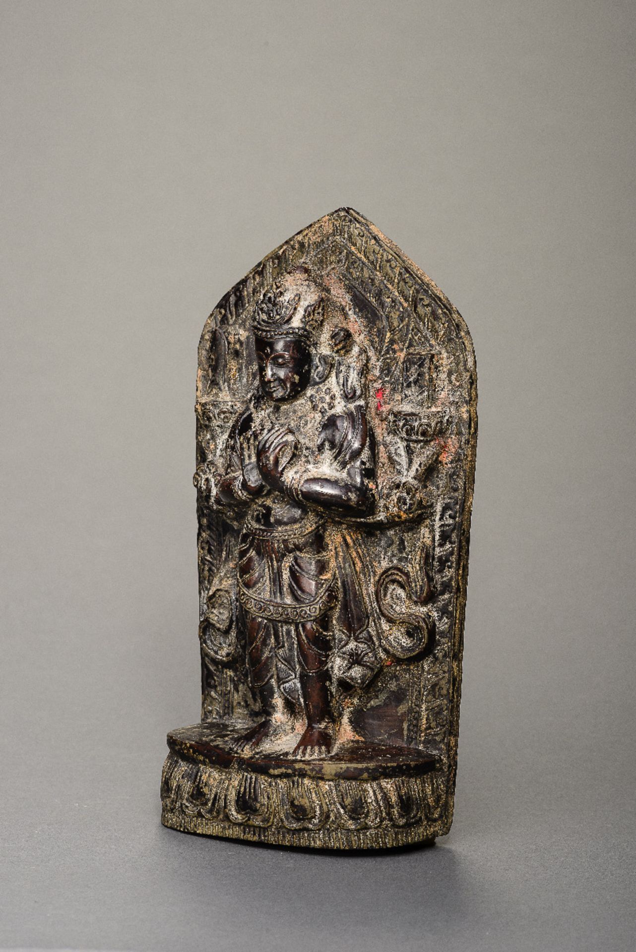 STELE DES BODHISATTVA MANJUSHRI
Grauer Stein oder Steinguß. Nepal, 19th cent.Farbschön gemalte - Bild 3 aus 5