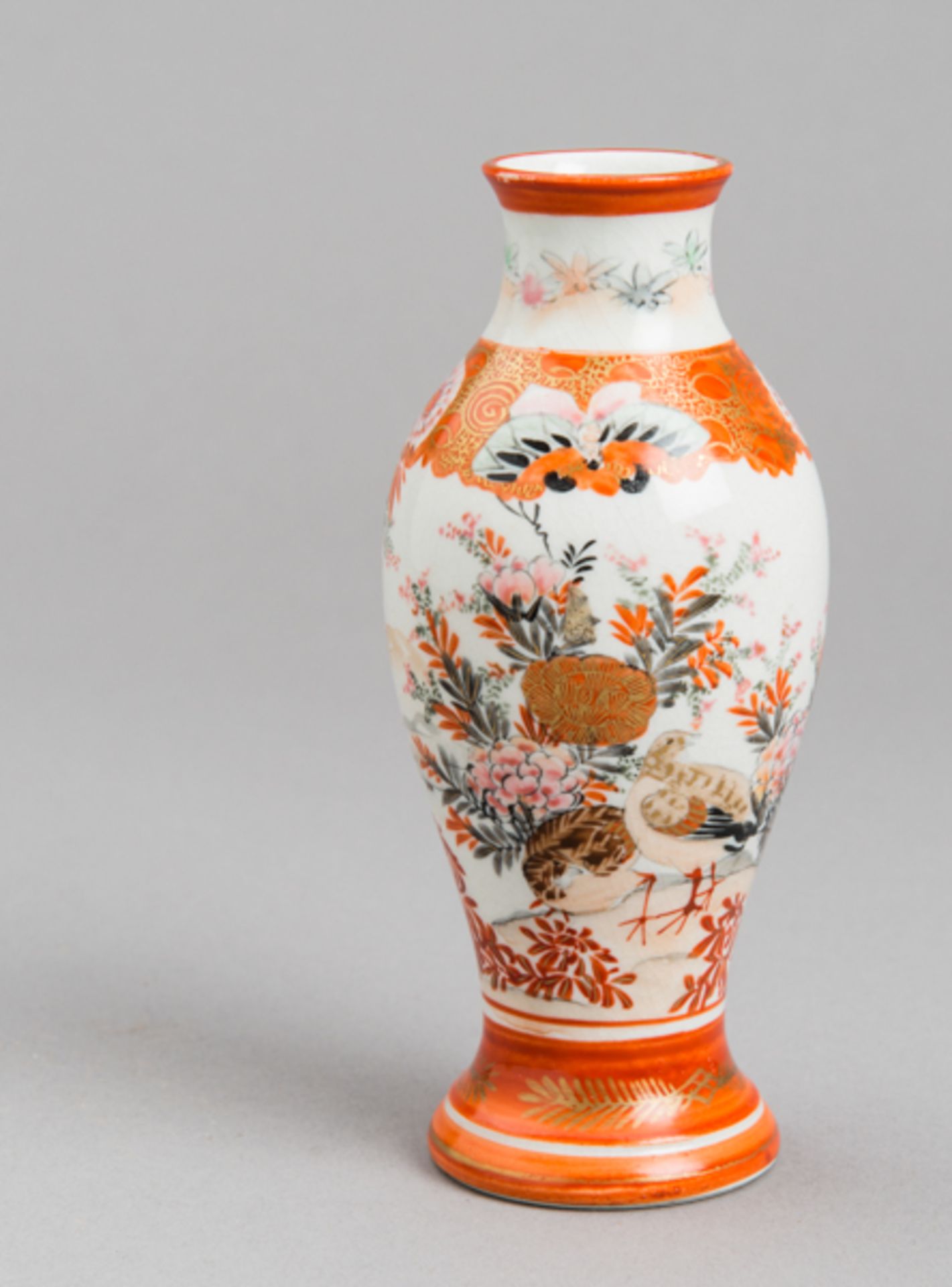 KUTANI: KLEINE VASE MIT BLÜTEN UND VÖGEL
Farben und Gold auf Porzellan. Japan, Meiji (1868 - 1912)