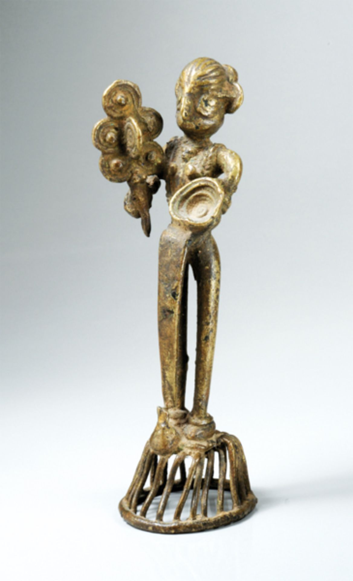 GÖTTIN MIT GROßEM FEDERNBUSCH
Gelbliche Bronze, Indien, Bastar, 19. Jh.Es ist auffällig, zu welch