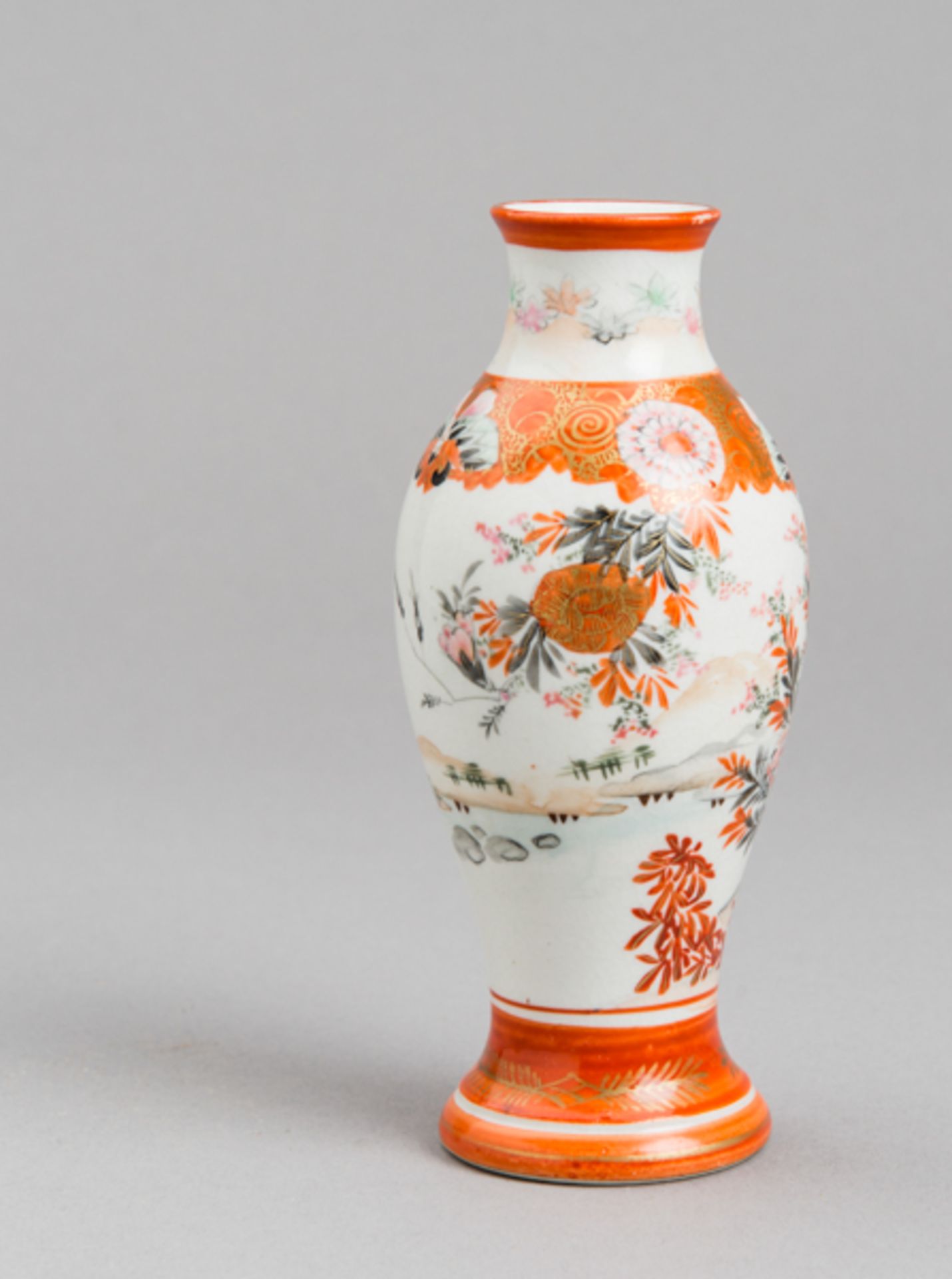 KUTANI: KLEINE VASE MIT BLÜTEN UND VÖGEL
Farben und Gold auf Porzellan. Japan, Meiji (1868 - 1912) - Image 3 of 5