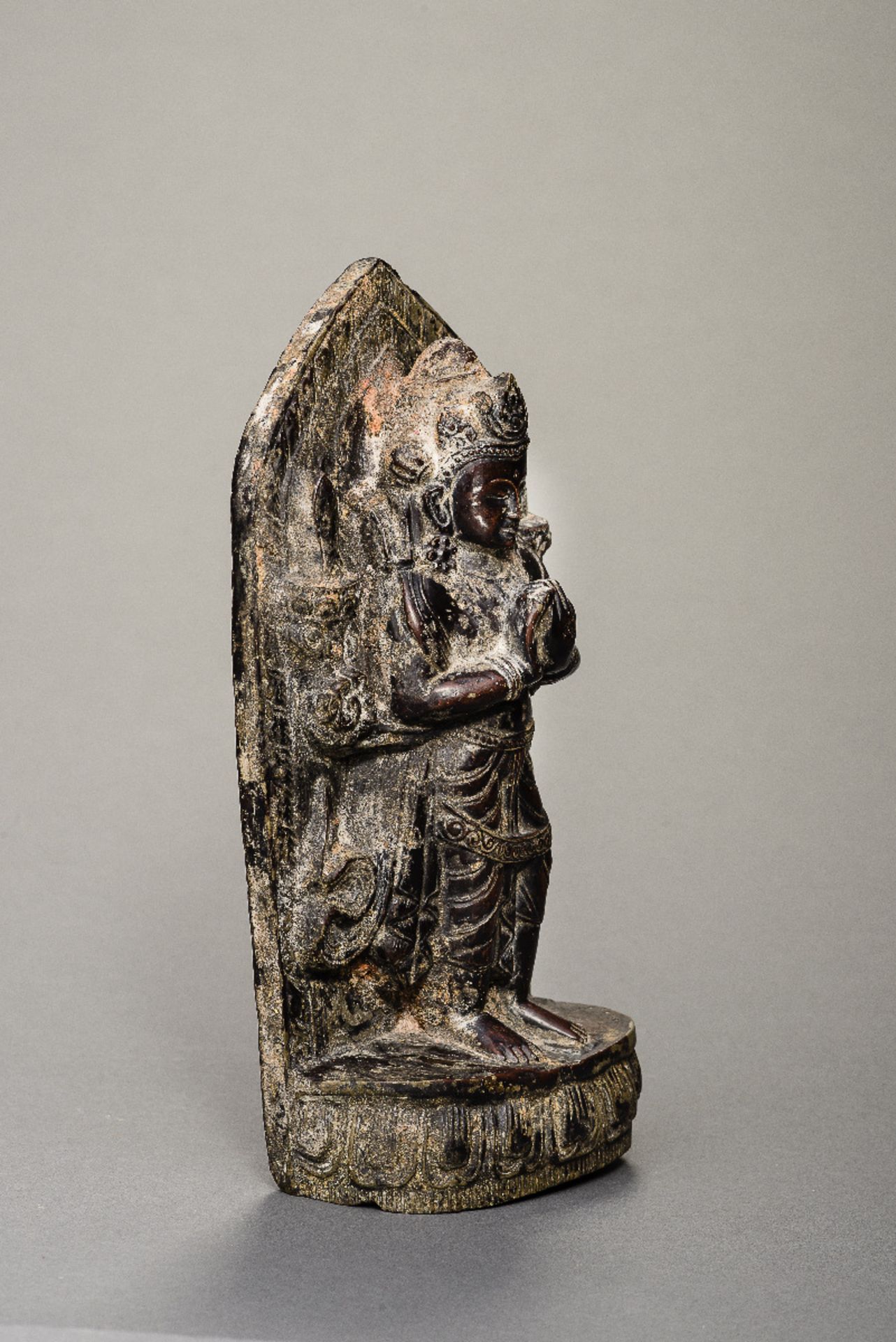 STELE DES BODHISATTVA MANJUSHRI
Grauer Stein oder Steinguß. Nepal, 19th cent.Farbschön gemalte - Bild 2 aus 5