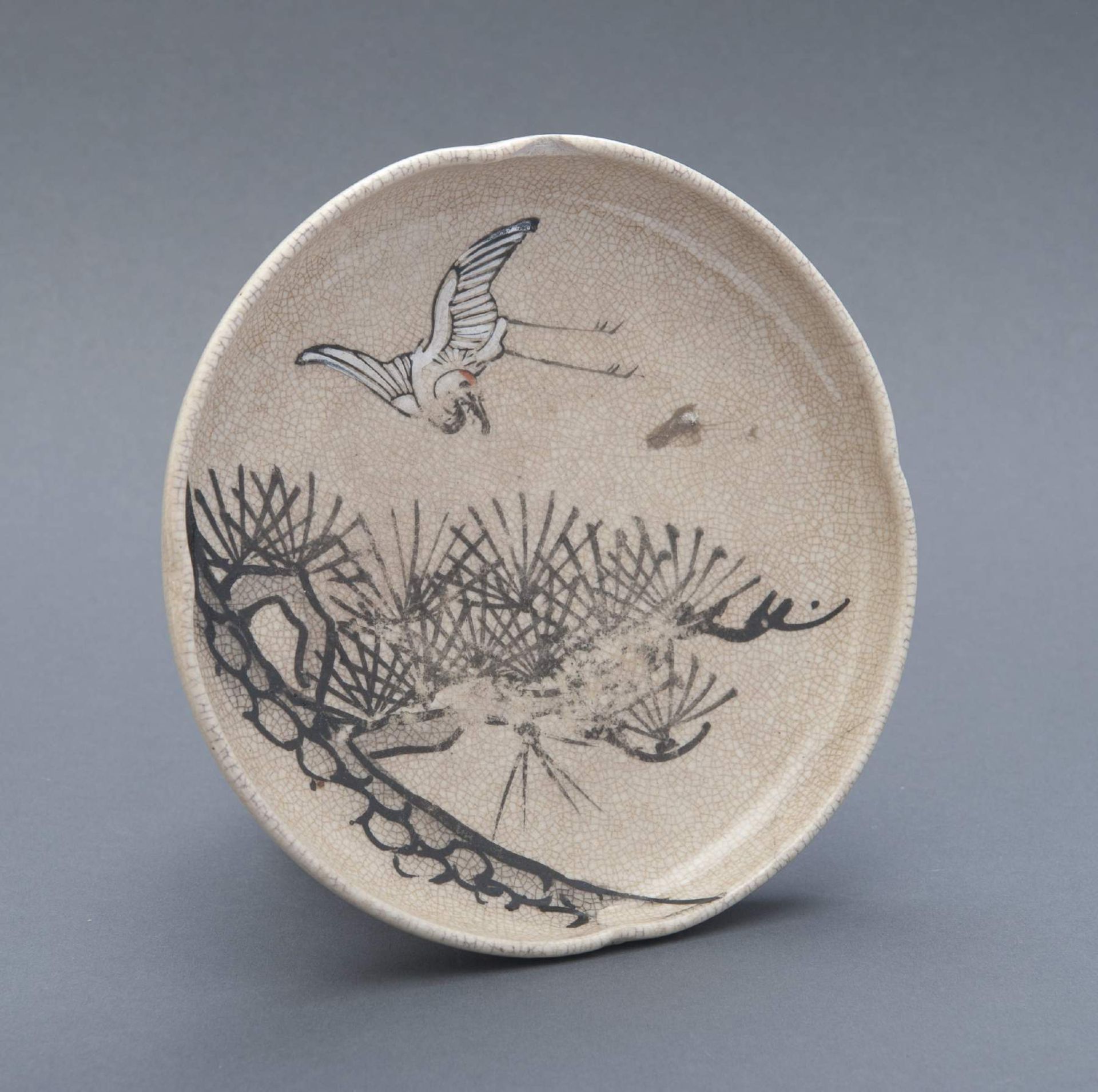 DREI PRÄSENTIERTELLERCHEN
Keramik. Japan, Edo bis Taisho ZeitSie sind überwiegend flach in Form - Image 2 of 3