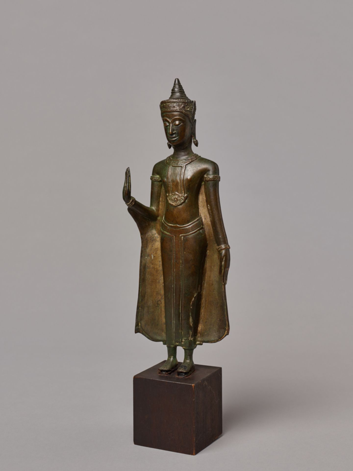 STEHENDER GEKRÖNTER BUDDHA
Gelbe Bronze. Thailand, Königreich Ayutthya, ca. 17. Jh.Eine fein - Image 2 of 5