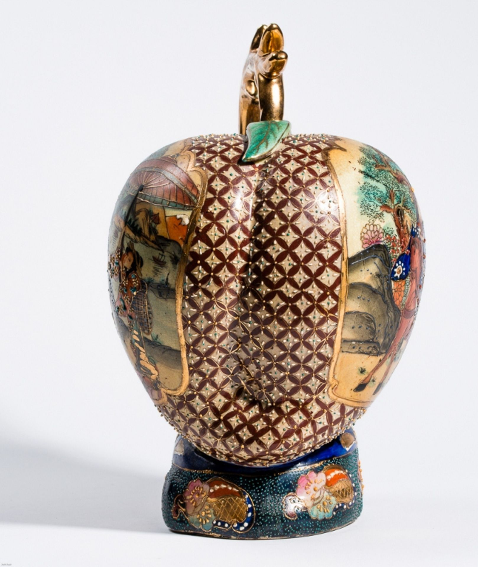 GROSSER LANGLEBENS-PFIRSICH MIT GOTTHEIT
In der Art der japan. Satsuma-Keramik mit Gold. ChinaEine - Bild 6 aus 8