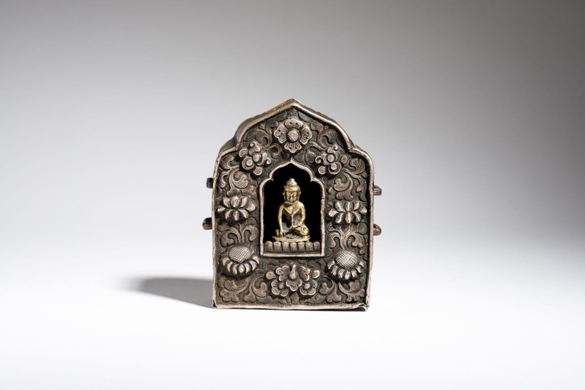 GAU MIT BUDDHA MARAVIJAYA
Silber-Repoussé und gelbe Bronze. Tibet, 19. Jh.Amulettbehälter Gau mit - Image 2 of 4