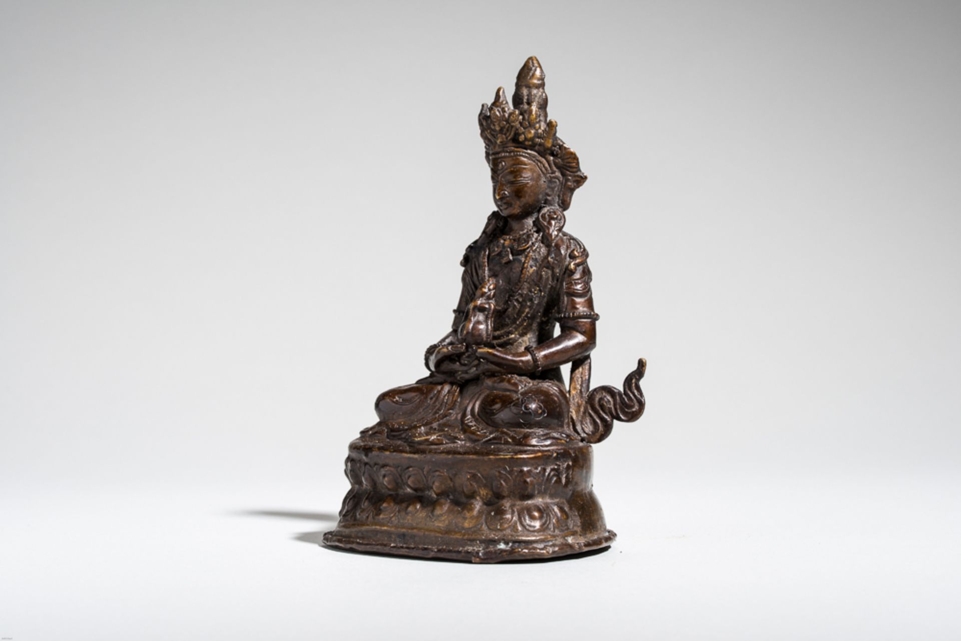 DER BUDDHA AMITAYUS
Bronze. Tibet, vermutlich 19. Jh.Diese Sonderform des großen Buddha Amitabha - Image 2 of 5