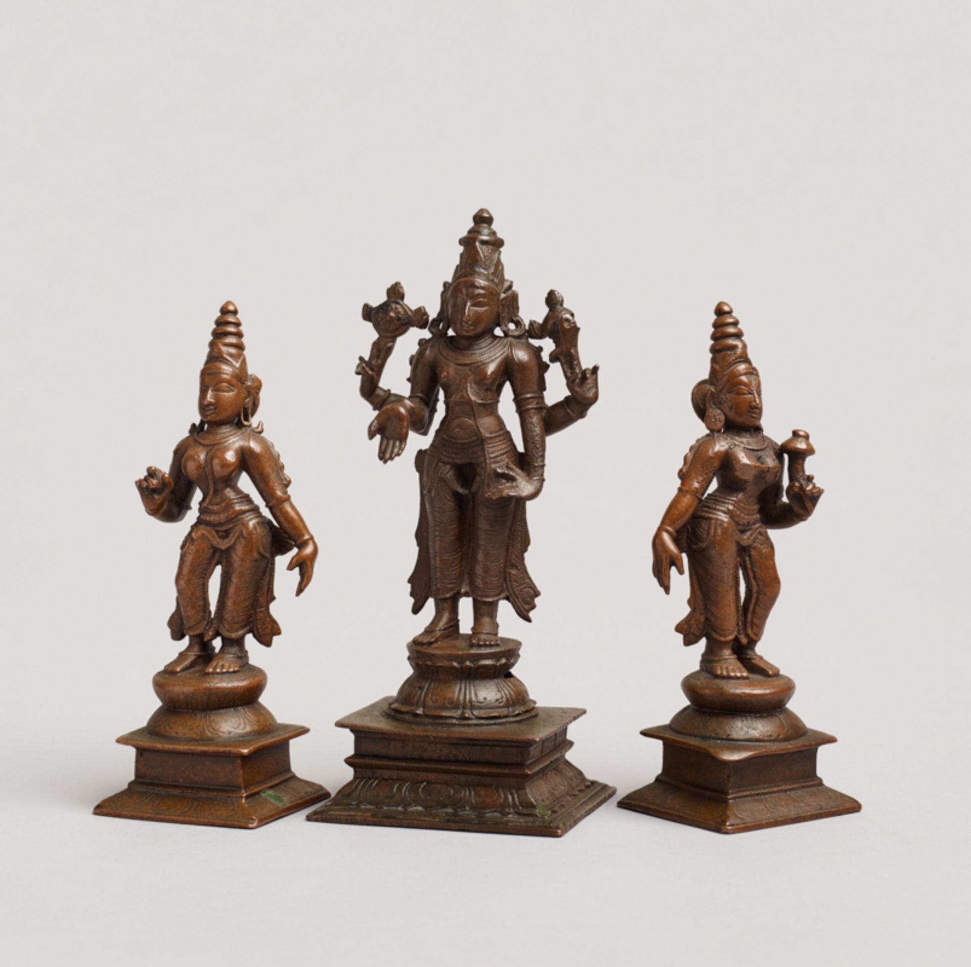 HOCHGOTTHEIT VISHNU MIT SEINEN GATTINNEN
Drei Bronzen. Indien, 19. Jh.Die mittlere größere Bronze - Image 6 of 6