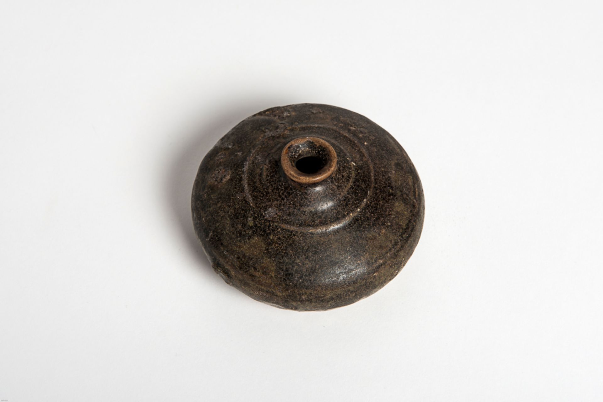 FLACHES GEFÄSS
Glasierte Keramik. Khmer, 11. bis 12. Jh.Die Form dieses Gefäßes geht bereits in - Image 4 of 6