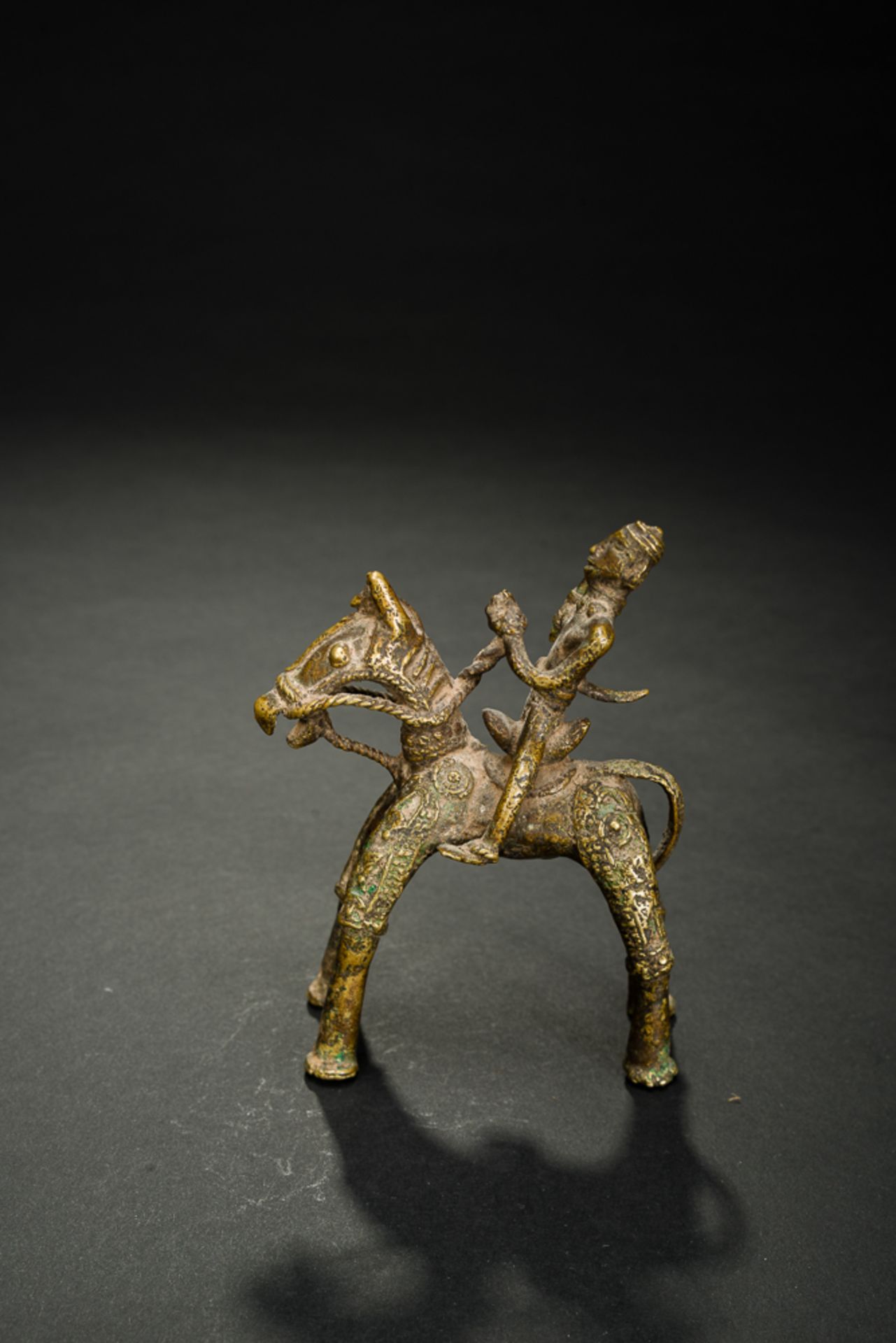 BEWAFFNETER REITER
Bronze. Indien, Bastar, 19th - 20th cent.Diese Schutz- oder Wächtergottheit ist - Image 4 of 10