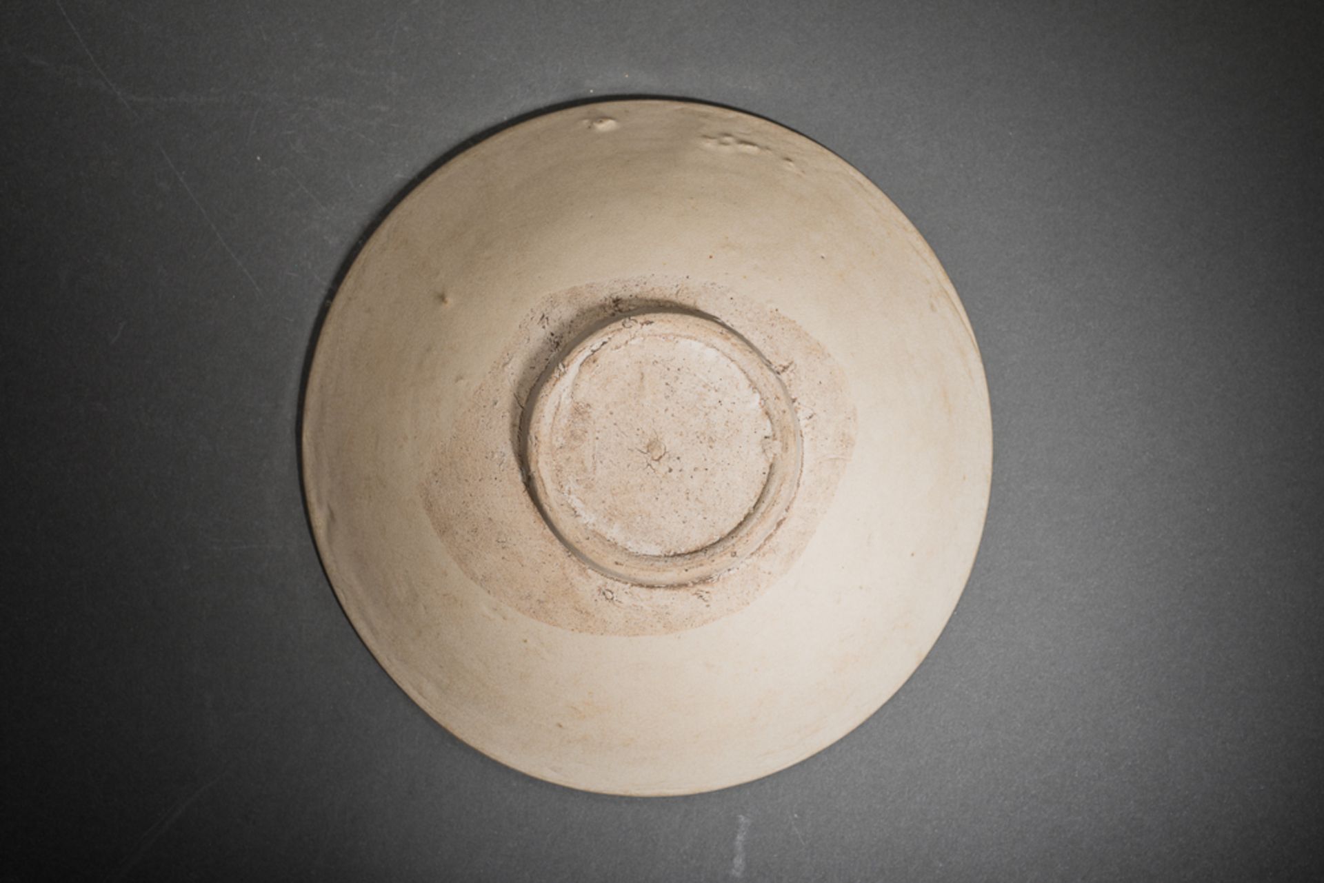 VIER UNTERSCHIEDLICHE SCHALEN
Proto-Porzellan. China, Song Dynastie bis möglicherweise Ming (ab - Image 11 of 13