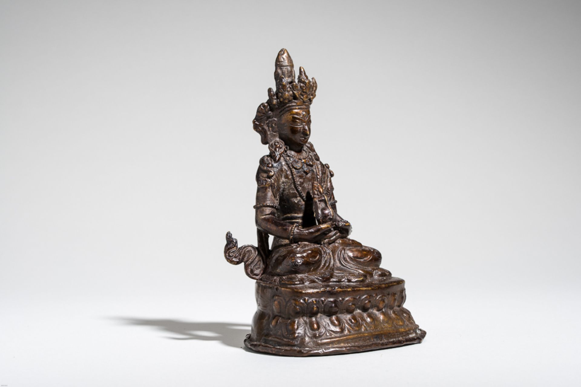 DER BUDDHA AMITAYUS
Bronze. Tibet, vermutlich 19. Jh.Diese Sonderform des großen Buddha Amitabha - Image 3 of 5