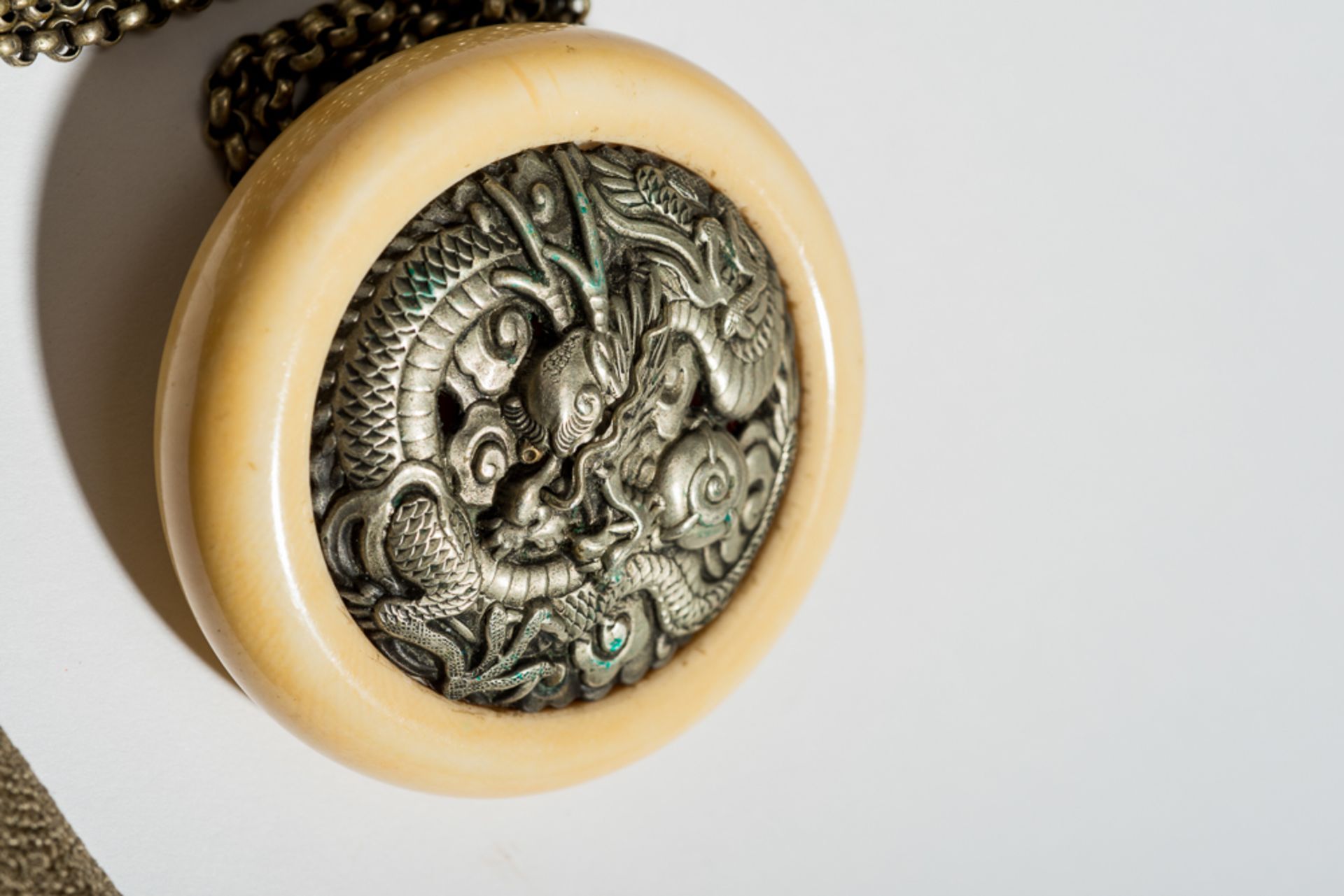 GELDTASCHE KINCHAKU UND DRACHEN-NETSUKE
Elfenbein, Silber und Seidenbrokat. Japan, 19. Jh.Ein - Image 7 of 8