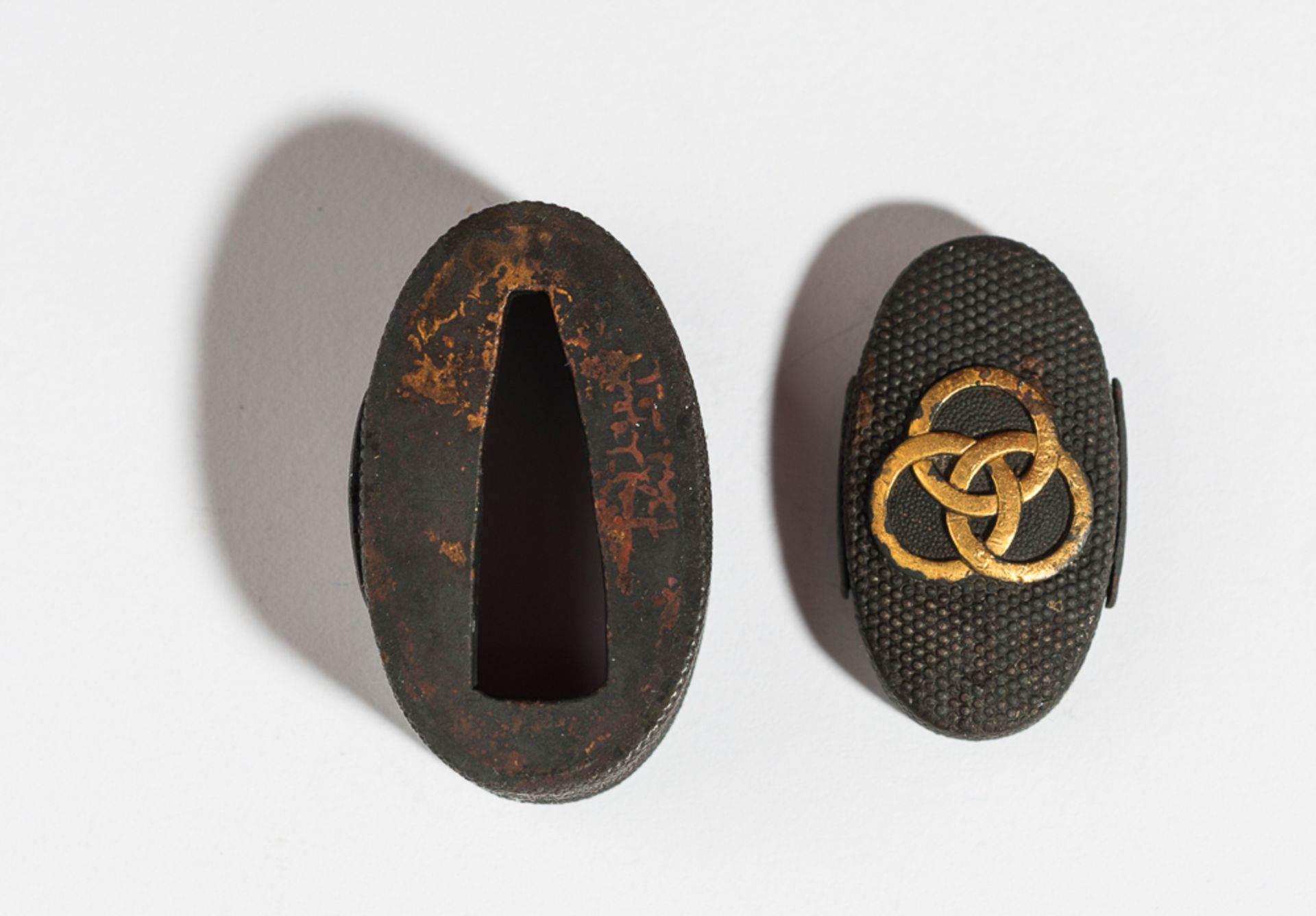 FUCHI-KASHIRA MIT KANAWA-RINGEN
Kupfer, Shakudo und Gold. Japan, 19. Jh.Eine leicht kleinere,