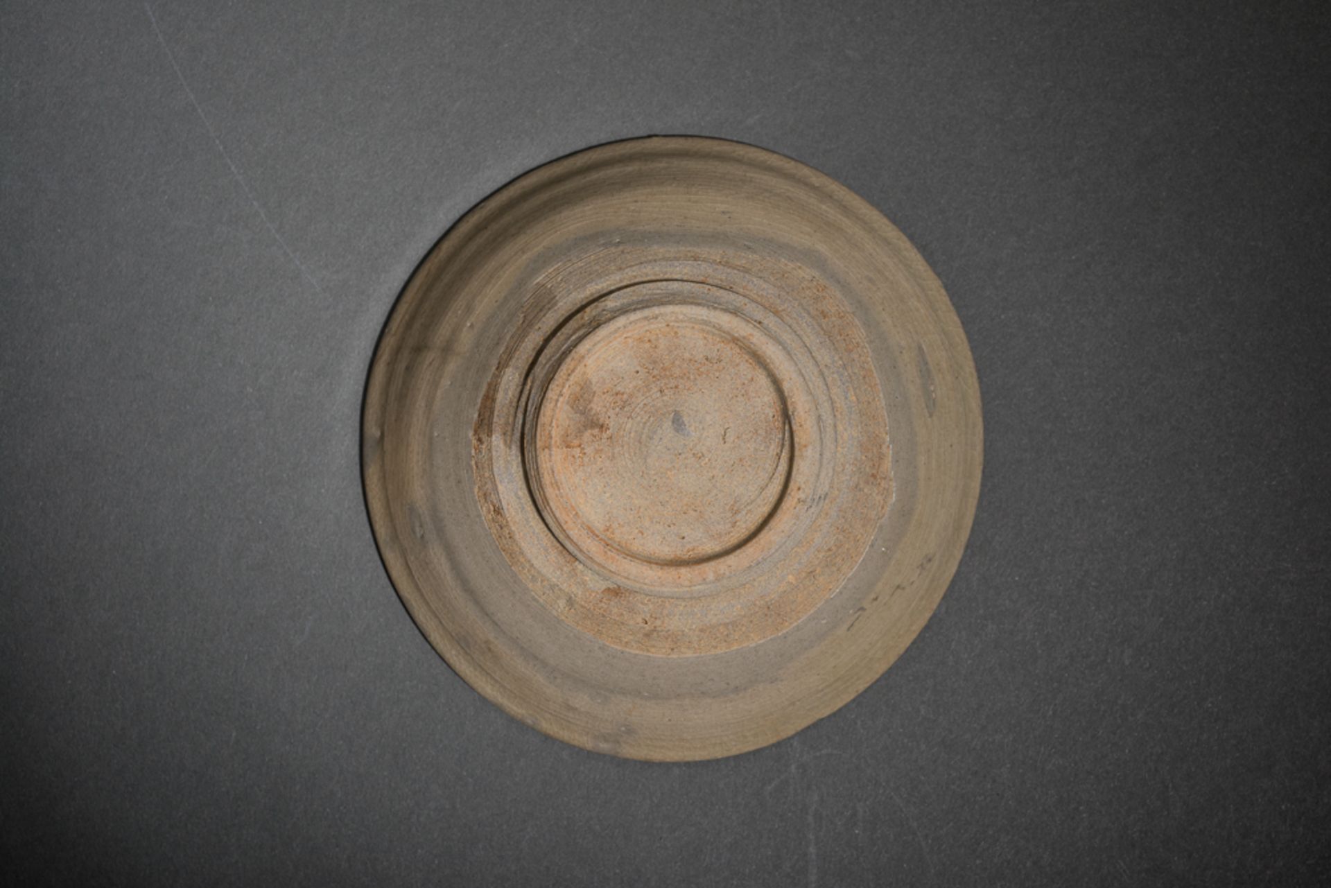 VIER UNTERSCHIEDLICHE SCHALEN
Proto-Porzellan. China, Song Dynastie bis möglicherweise Ming (ab - Image 13 of 13