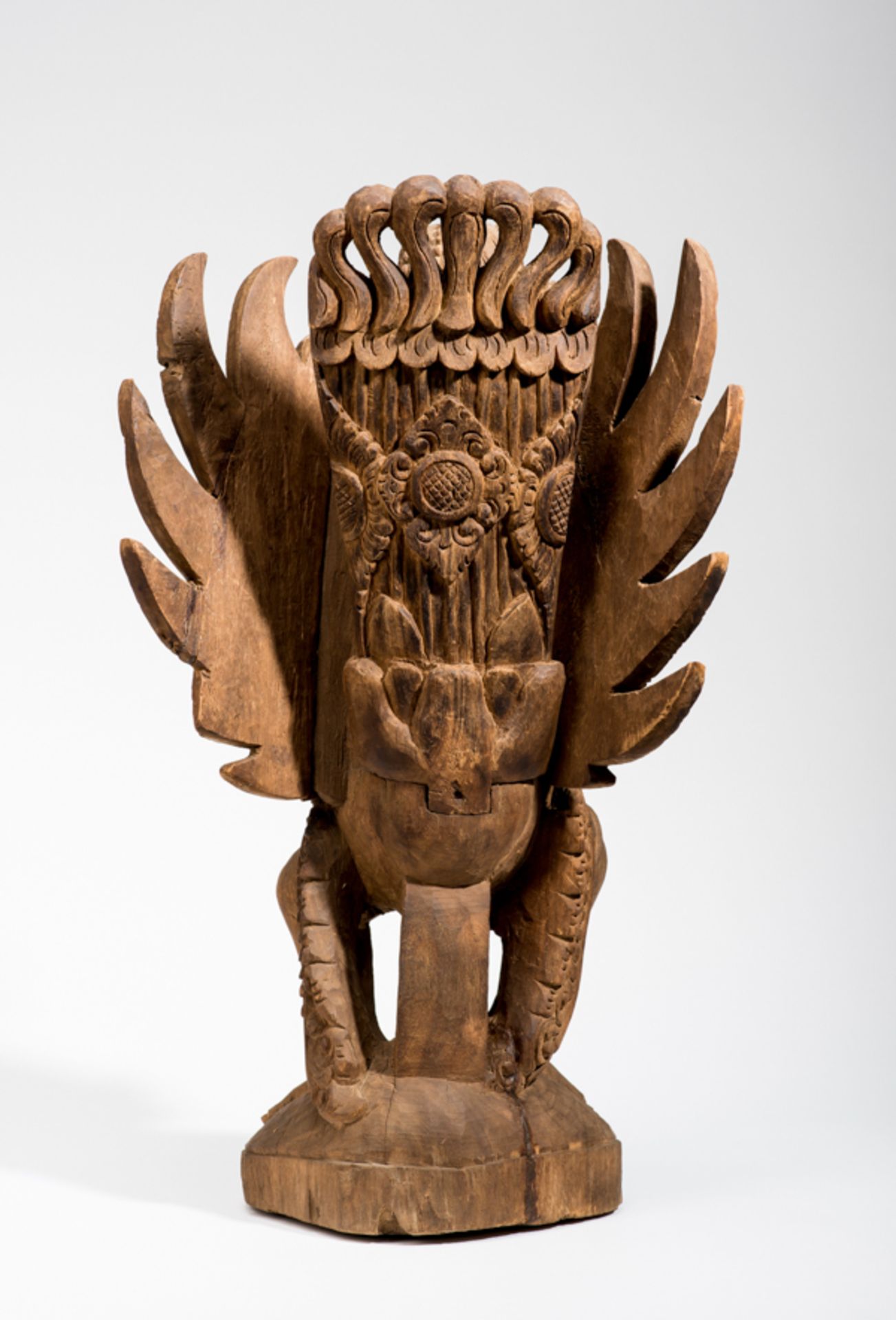 DER FABELVOGEL GARUDA
Holz. Indonesien, 1. Hälfte 20. Jh.Skulptural von phantastischer Wirkung und - Image 4 of 7