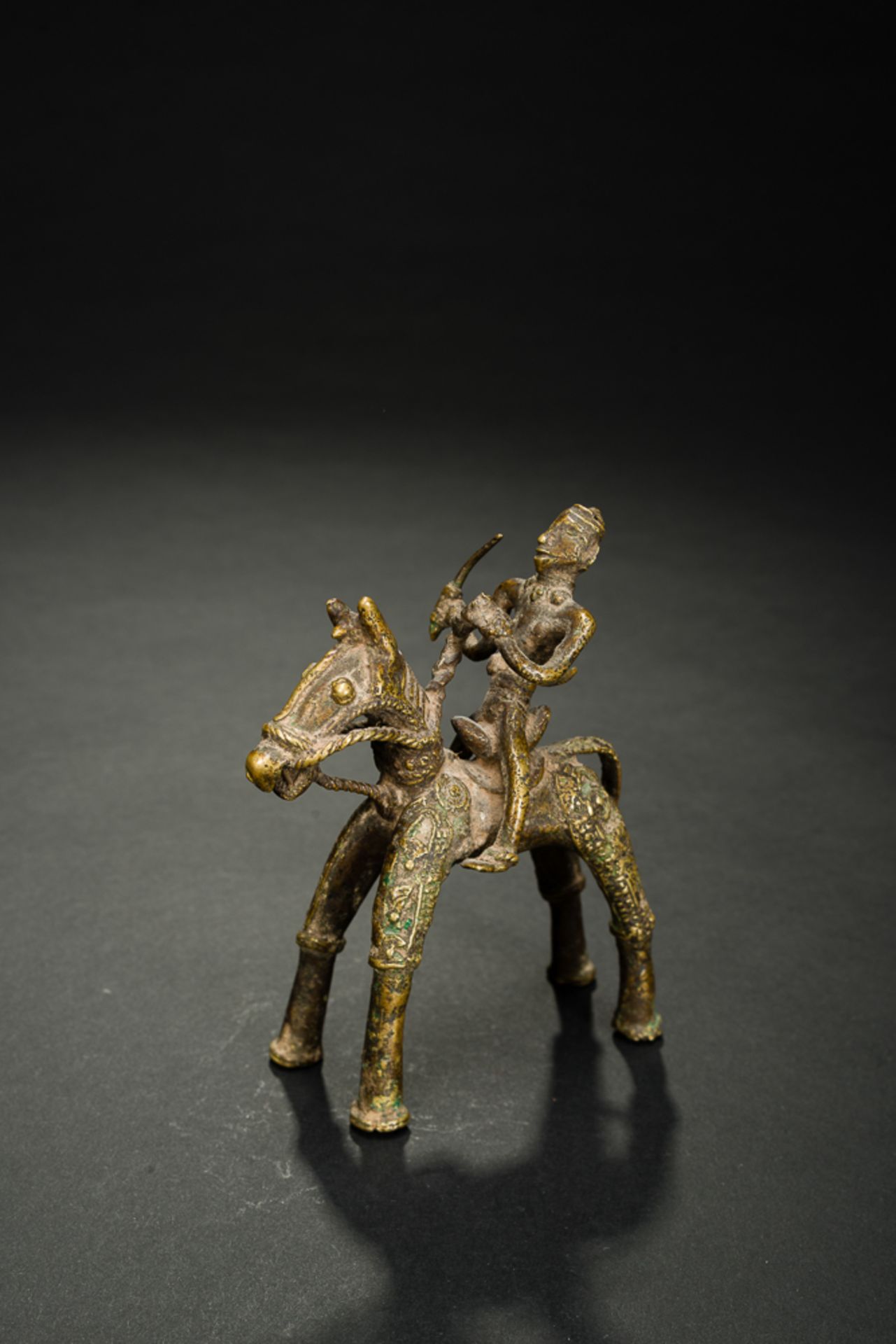 BEWAFFNETER REITER
Bronze. Indien, Bastar, 19th - 20th cent.Diese Schutz- oder Wächtergottheit ist - Image 5 of 10