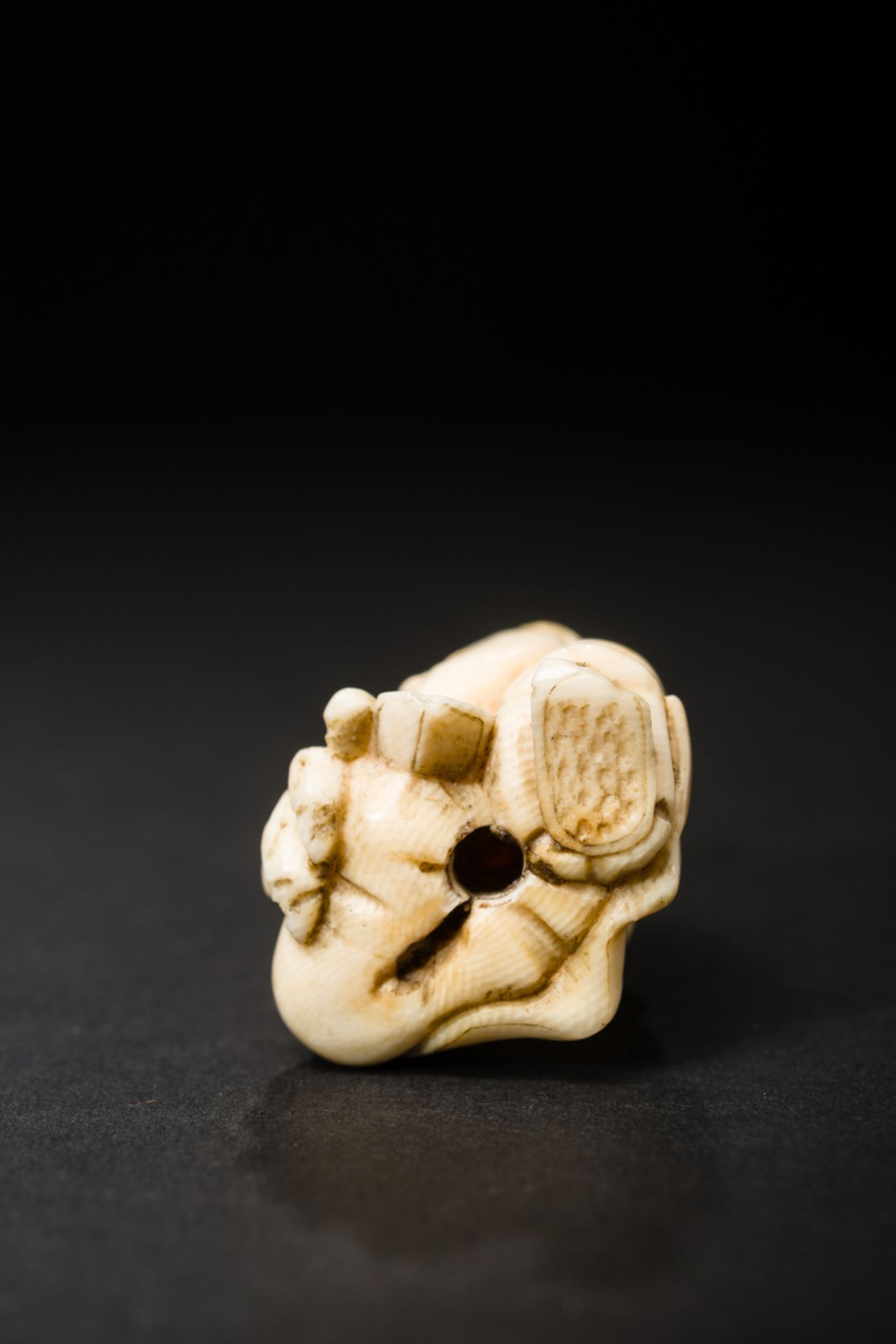 KARAKO-KNABE MIT MASKE
Netsuke, Elfenbein. Japan, 19. Jh.Am Boden sitzender Karako, ein chinesisch - Image 6 of 6