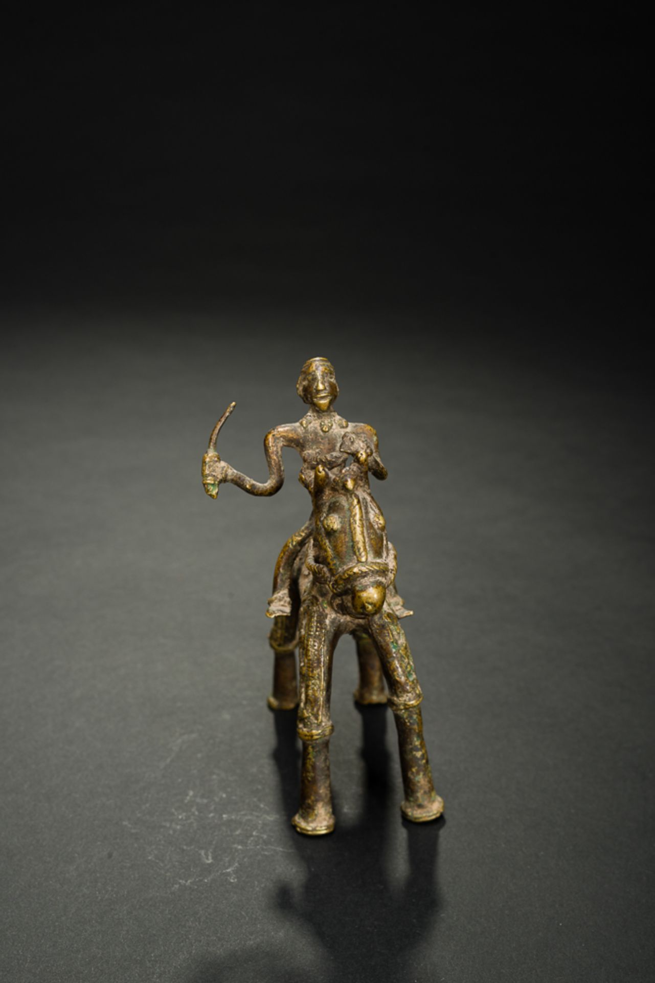 BEWAFFNETER REITER
Bronze. Indien, Bastar, 19th - 20th cent.Diese Schutz- oder Wächtergottheit ist - Image 2 of 10