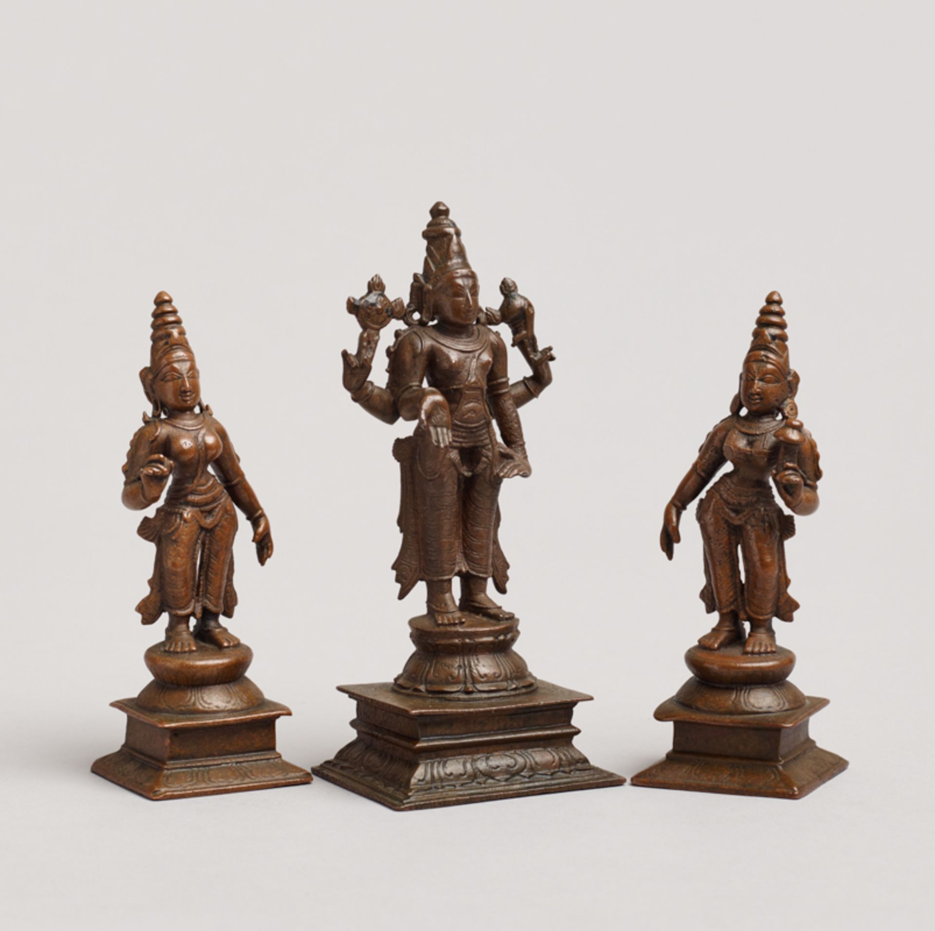 HOCHGOTTHEIT VISHNU MIT SEINEN GATTINNEN
Drei Bronzen. Indien, 19. Jh.Die mittlere größere Bronze - Image 2 of 6