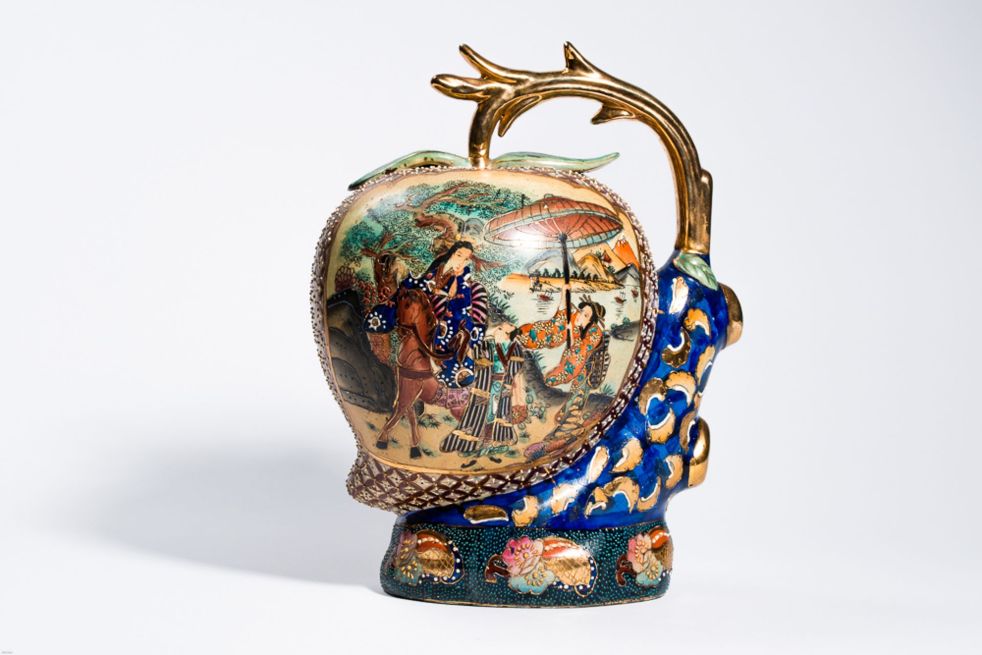 GROSSER LANGLEBENS-PFIRSICH MIT GOTTHEIT
In der Art der japan. Satsuma-Keramik mit Gold. ChinaEine - Bild 2 aus 8