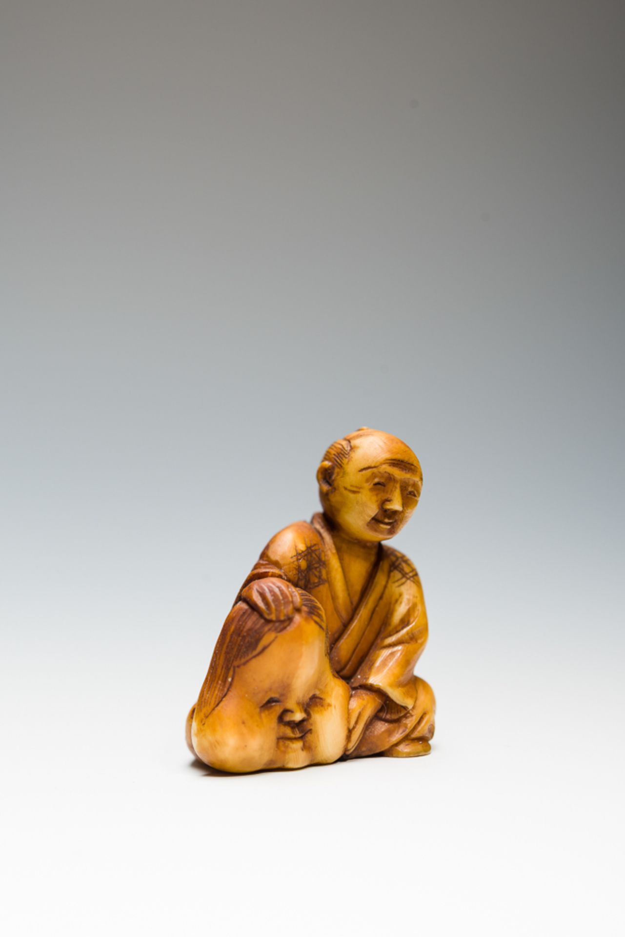 MANN MIT MASKE DER OKAME
Netsuke, Elfenbein. Japan, Meiji-Zeit bis danachDie Shinto-Göttin Okame ( - Image 5 of 6