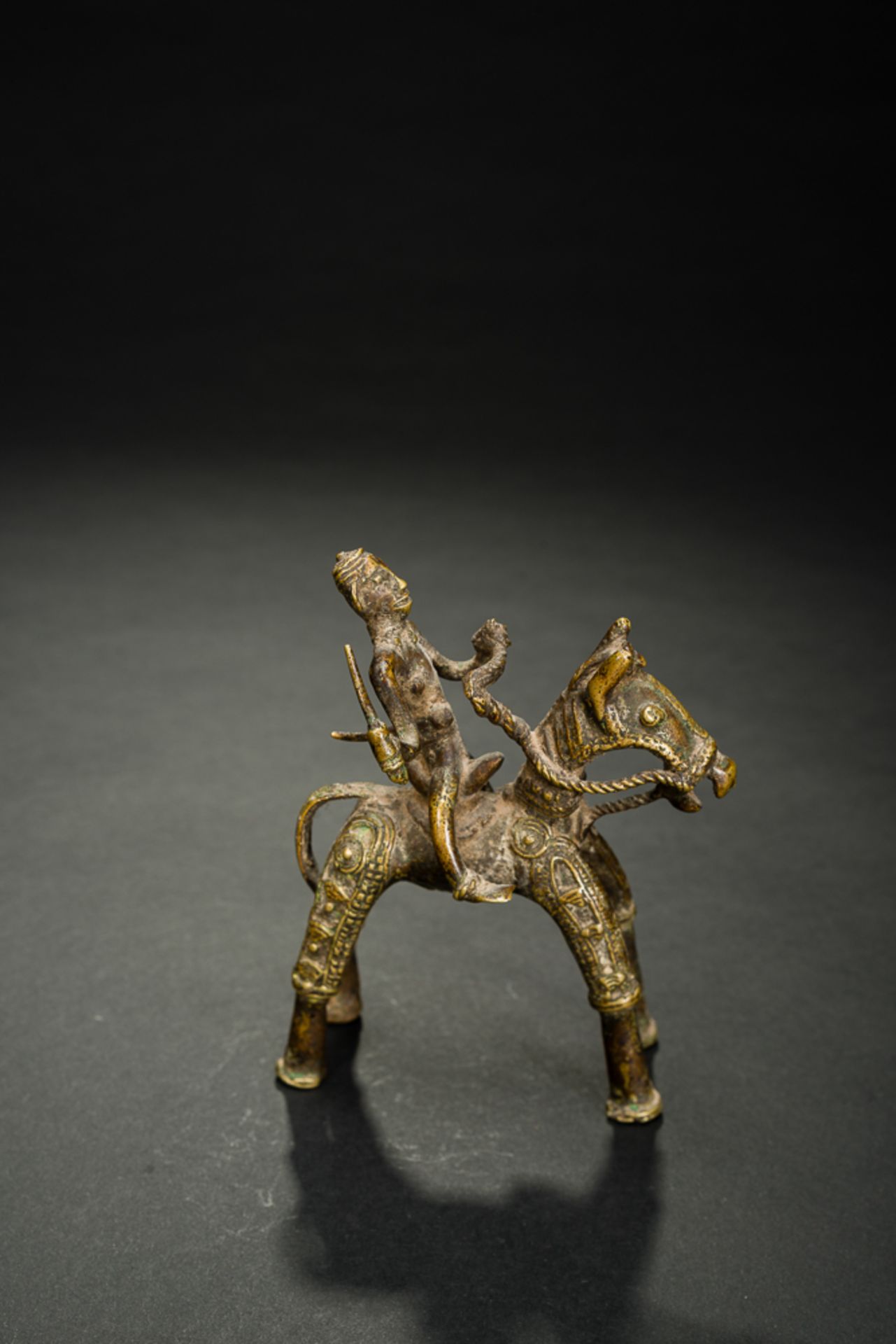 BEWAFFNETER REITER
Bronze. Indien, Bastar, 19th - 20th cent.Diese Schutz- oder Wächtergottheit ist - Image 7 of 10