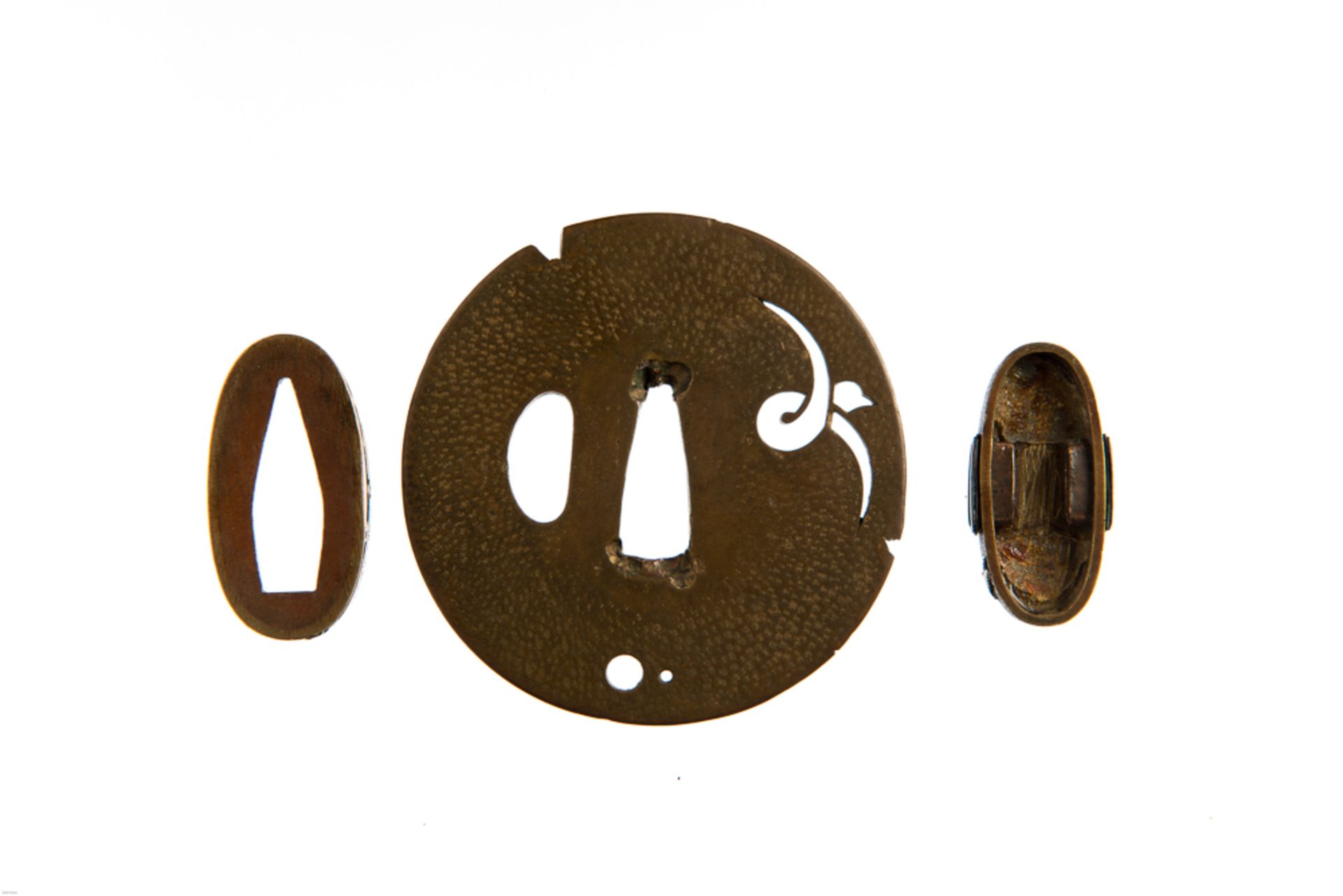 TSUBA UND FUCHI-KASHIRA
Sentoku und Gold. Japan, 19. Jh.Sehr feine Arbeit! Das ovalrunde Tsuba mit - Image 2 of 3