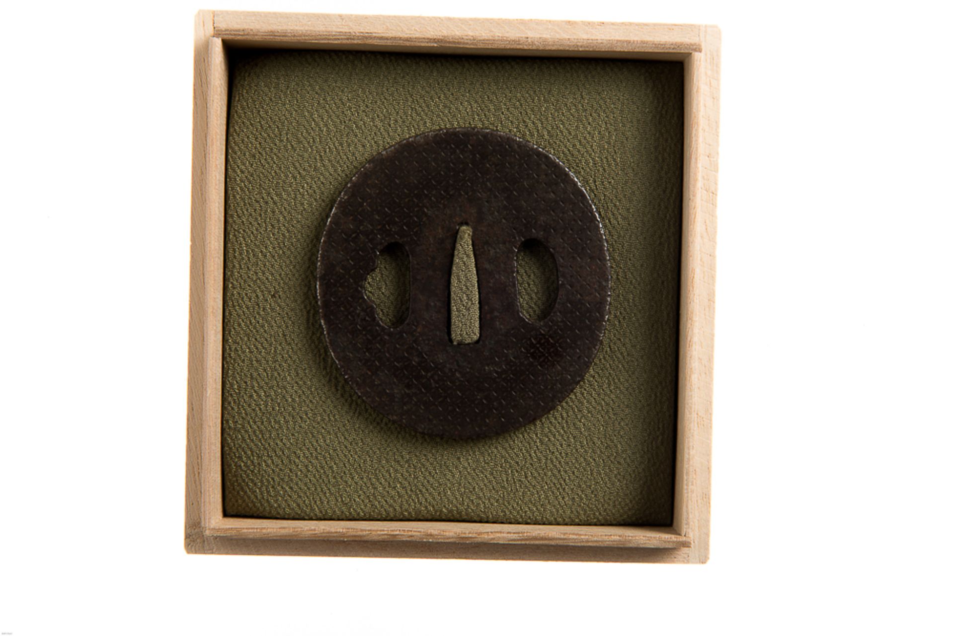 TSUBA MIT HANABISHI-DEKOR
Eisen, etwas Gold. Japan, 18. Jh.Ovalrunde Form mit zwei offenen Hitsu. - Image 3 of 3