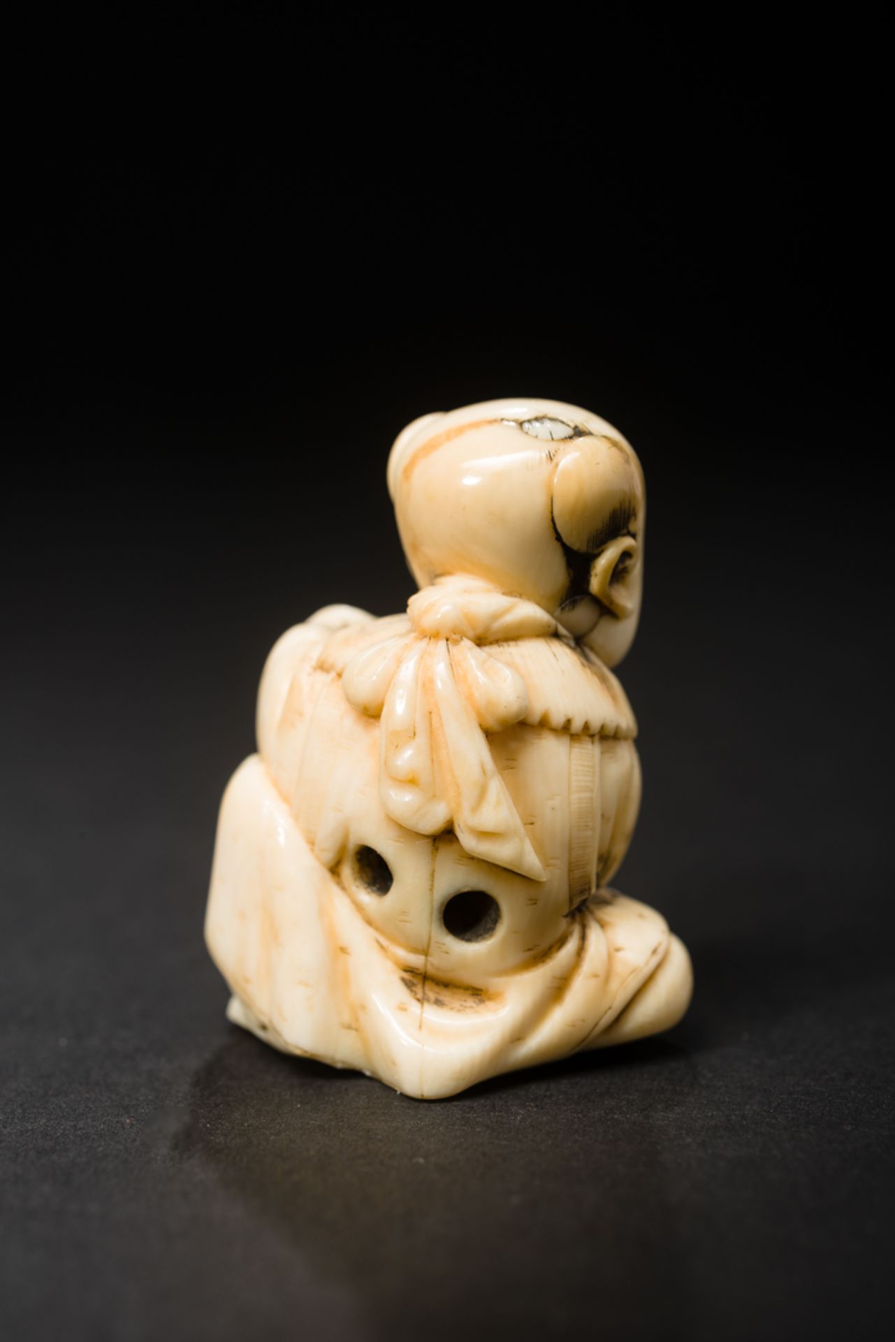 KARAKO-KNABE MIT MASKE
Netsuke, Elfenbein. Japan, 19. Jh.Am Boden sitzender Karako, ein chinesisch - Image 4 of 6