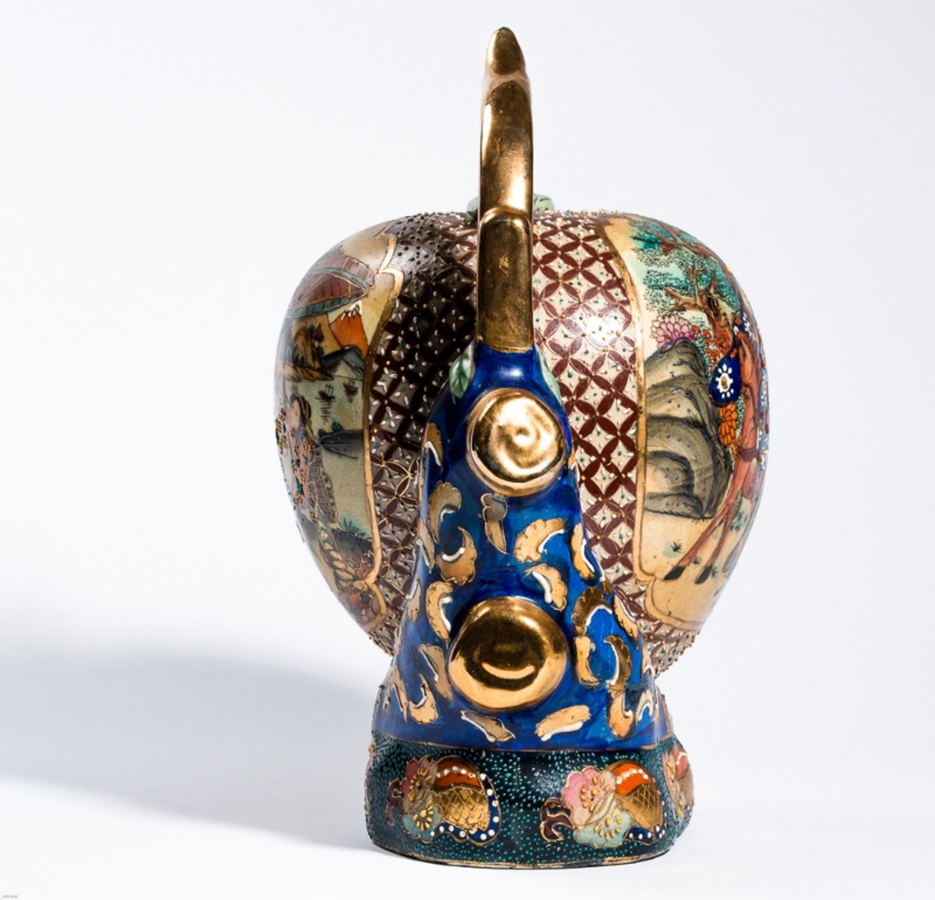 GROSSER LANGLEBENS-PFIRSICH MIT GOTTHEIT
In der Art der japan. Satsuma-Keramik mit Gold. ChinaEine - Bild 4 aus 8