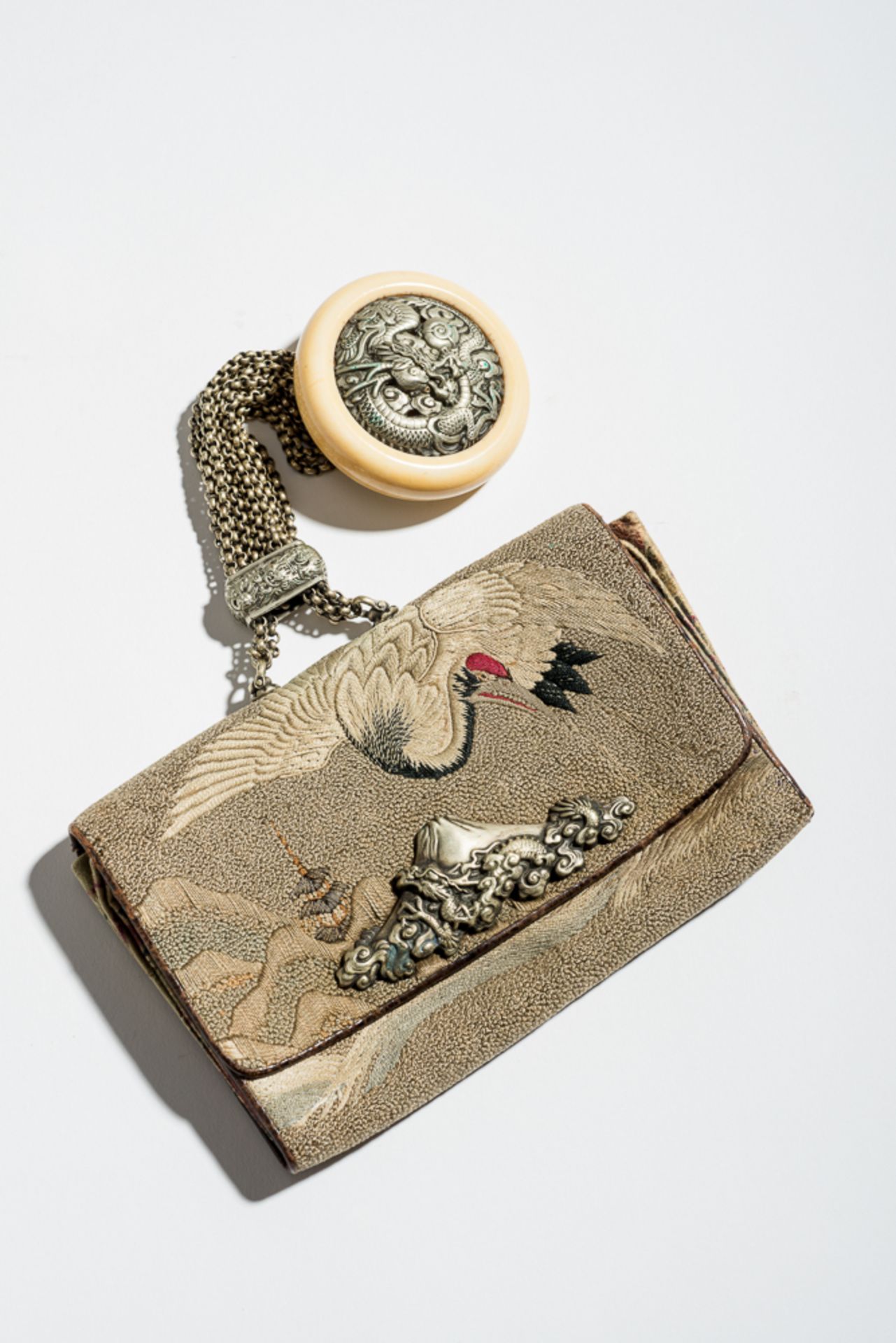 GELDTASCHE KINCHAKU UND DRACHEN-NETSUKE
Elfenbein, Silber und Seidenbrokat. Japan, 19. Jh.Ein - Image 8 of 8