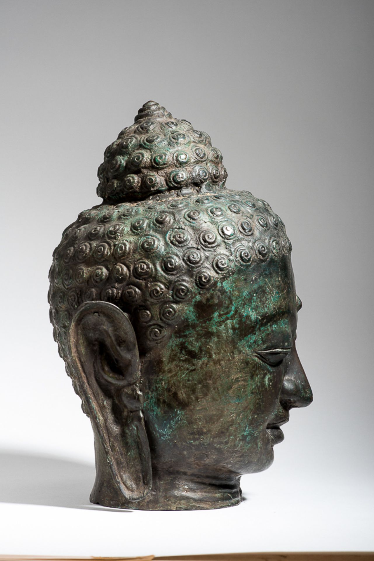 KOPF EINES BUDDHA IM KLASSISCHEN STIL
Bronze. Thailand, 20. Jh.Das Gesicht mit einem schönen - Bild 3 aus 4