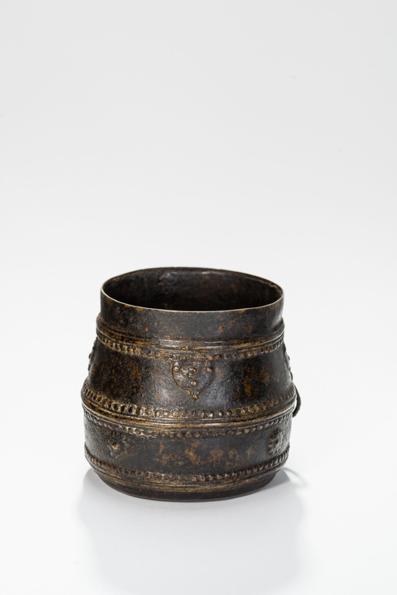 BECHER
Bronze. Indien, Bastar, 19th - 20th Cent.Dieses seltene Beispiel diente zum Abmessen der - Image 3 of 5