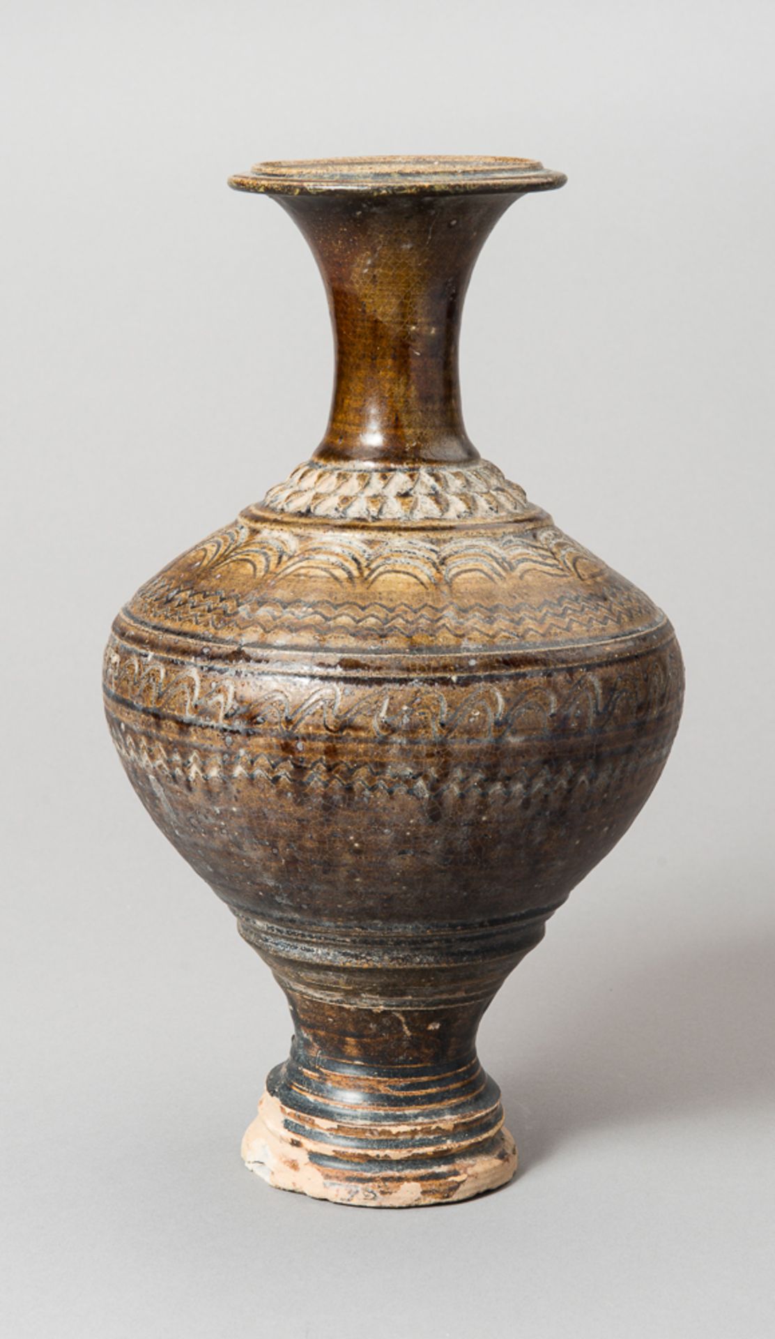 BALUSTERFÖRMIGE VASE 
Glasierte Keramik. Khmer, 11. bis 12. Jh.Sehr formschönes, seltenes Exemplar - Image 2 of 4