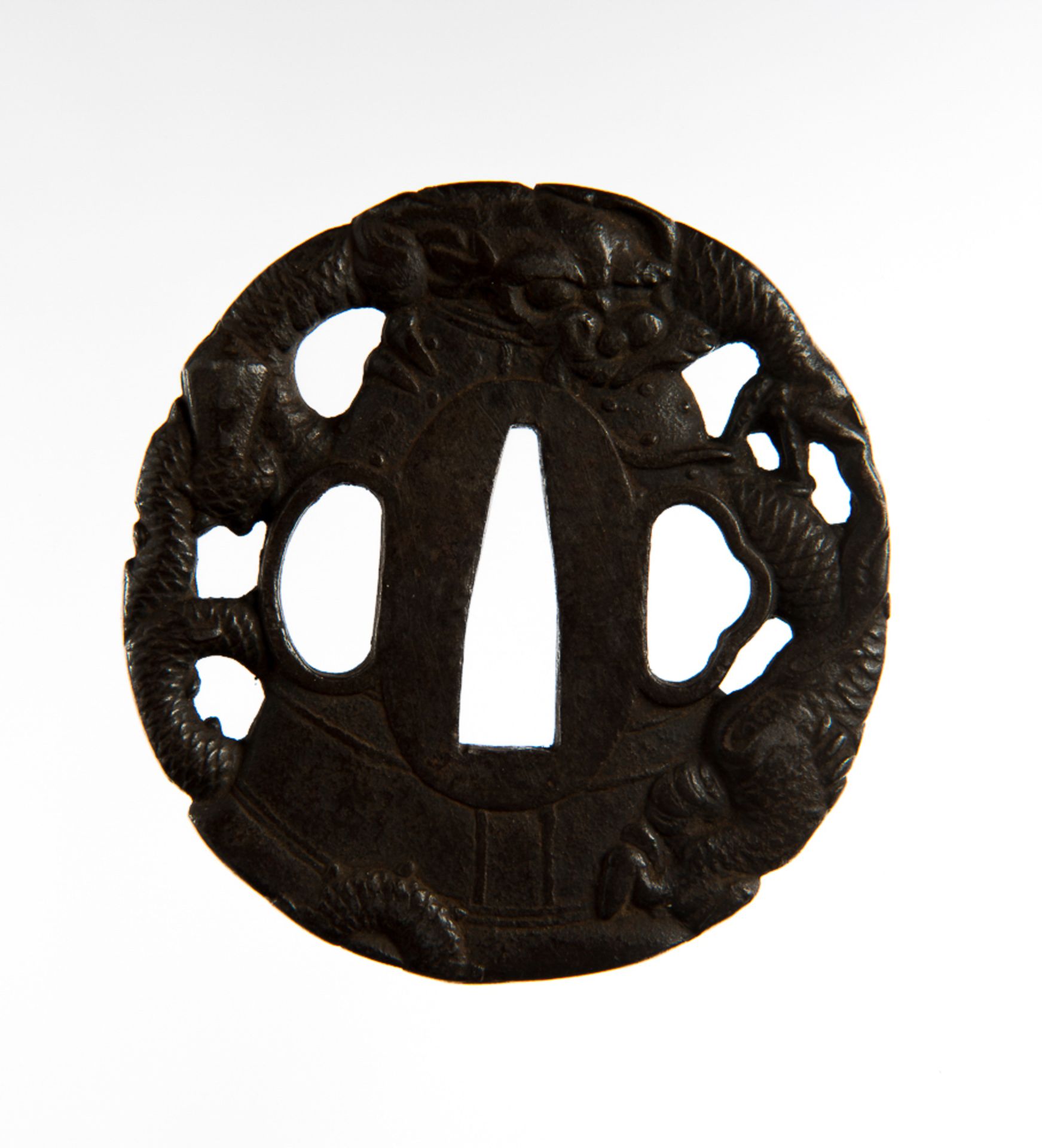 TSUBA MIT DRACHEN
Eisen. Japan, sp. 18. bis 19. Jh.Ovalrunde Form, beide Hitsu offen, zum Teil ist