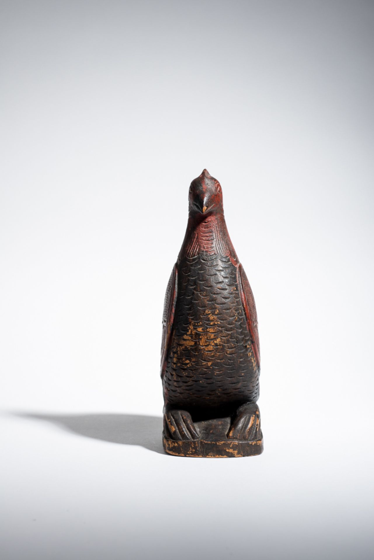 VOGEL (BEHÄLTER)
Holz mit Bemalung. SüdostasienVollplastischer Vogel auf Basis, großes, dekorativ - Bild 3 aus 4