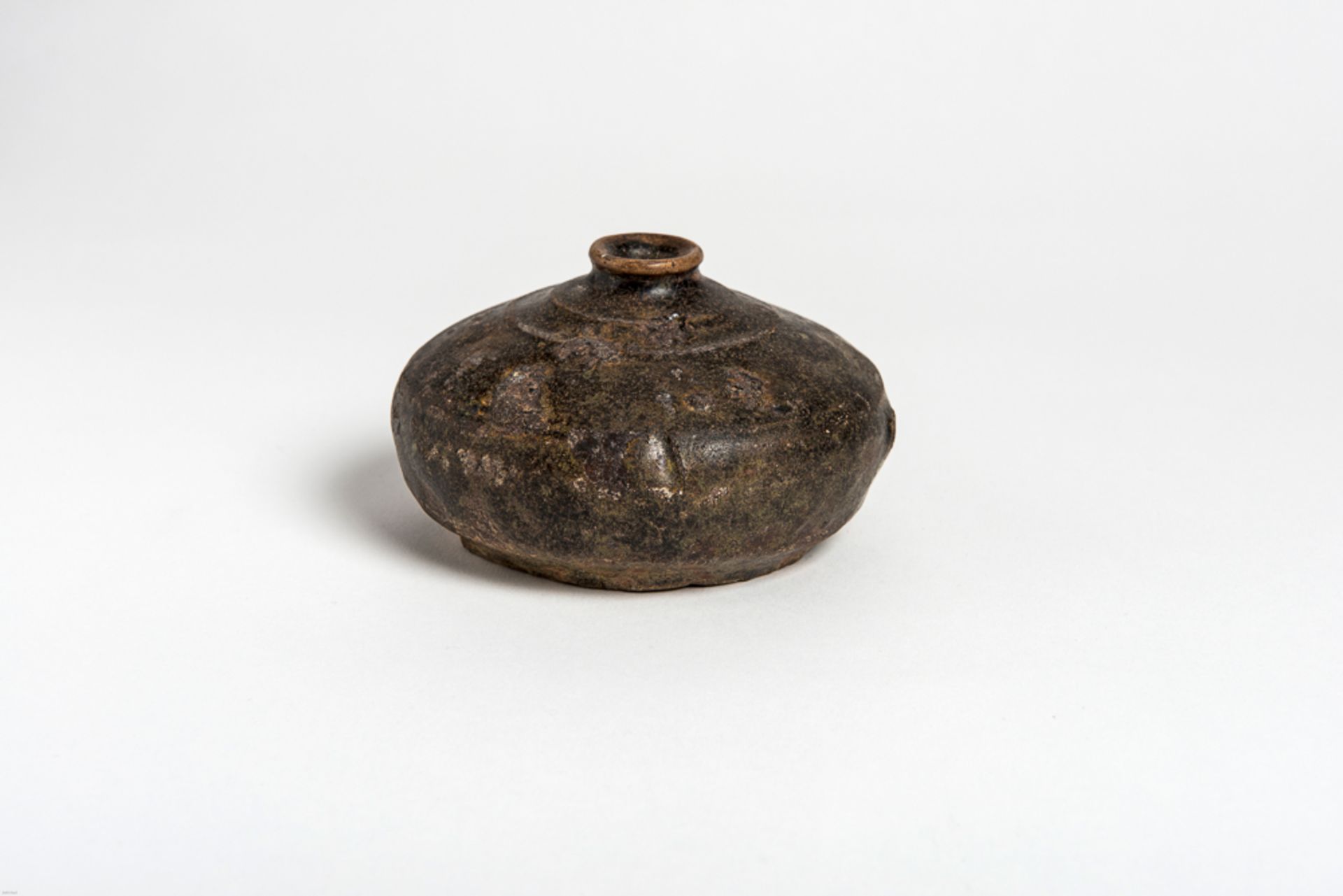 FLACHES GEFÄSS
Glasierte Keramik. Khmer, 11. bis 12. Jh.Die Form dieses Gefäßes geht bereits in - Image 2 of 6