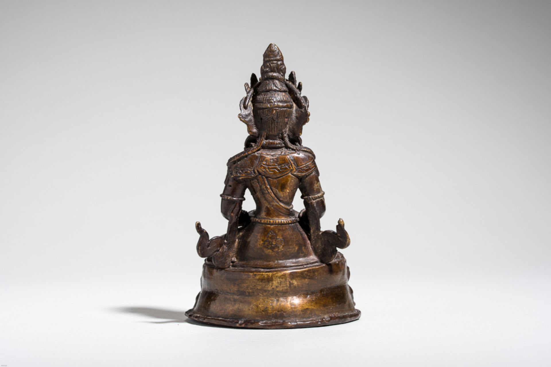 DER BUDDHA AMITAYUS
Bronze. Tibet, vermutlich 19. Jh.Diese Sonderform des großen Buddha Amitabha - Image 4 of 5