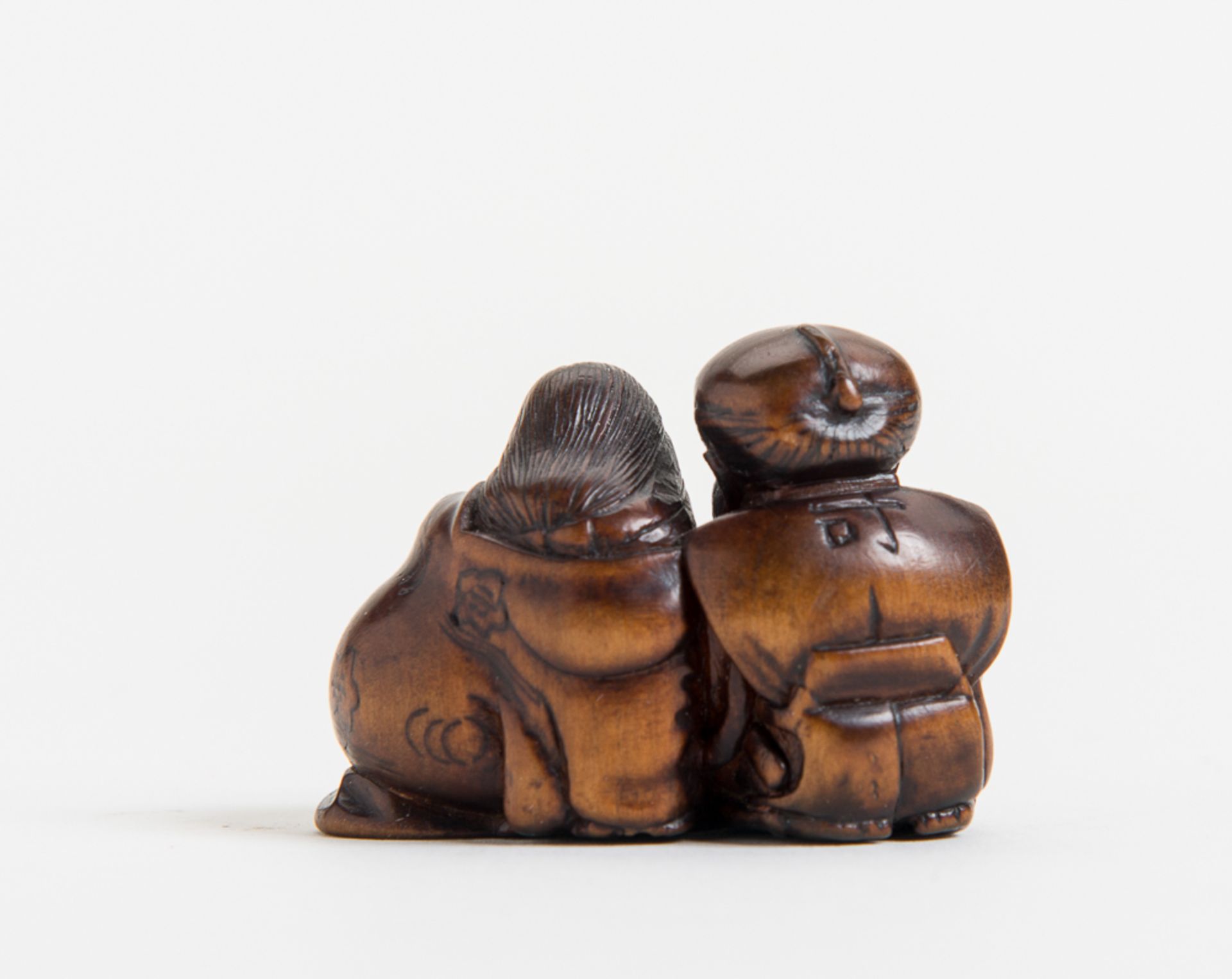 GLÜCKSZWERG FUKUSUKE MIT DER OKAME
Netsuke, Holz. Japan, 19. Jh.Sehr gut gearbeitetes Netsuke, das - Image 3 of 4