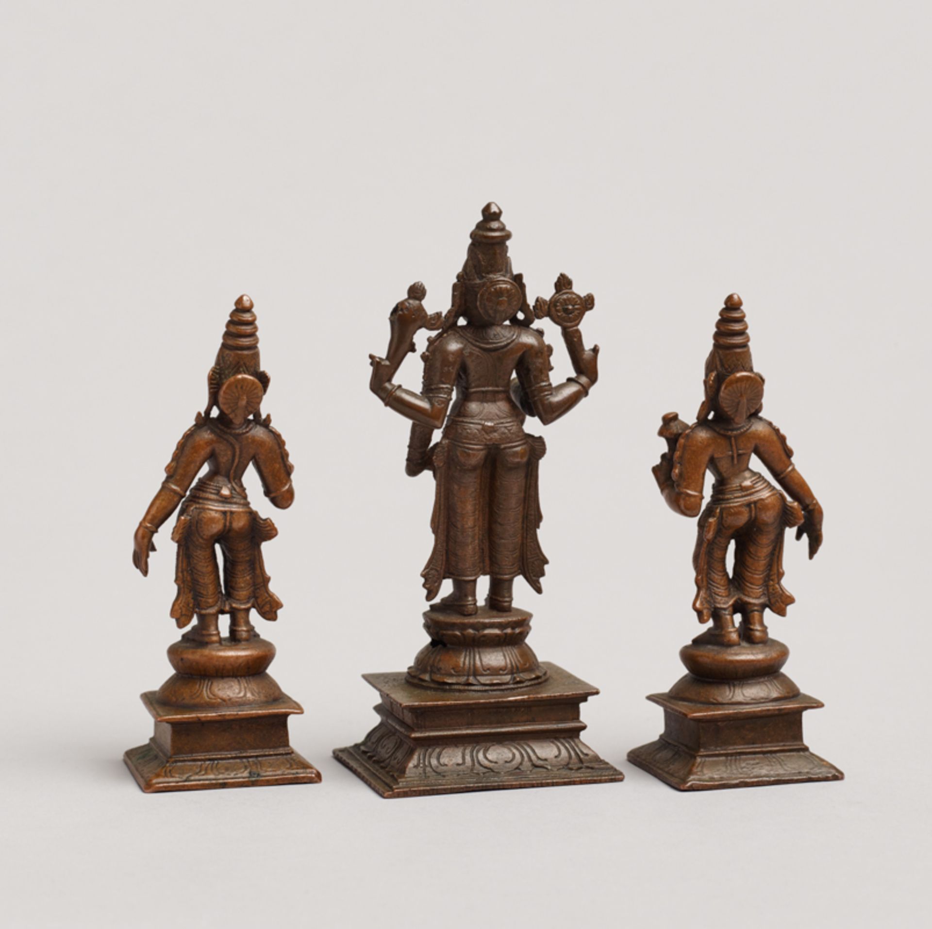 HOCHGOTTHEIT VISHNU MIT SEINEN GATTINNEN
Drei Bronzen. Indien, 19. Jh.Die mittlere größere Bronze - Image 4 of 6