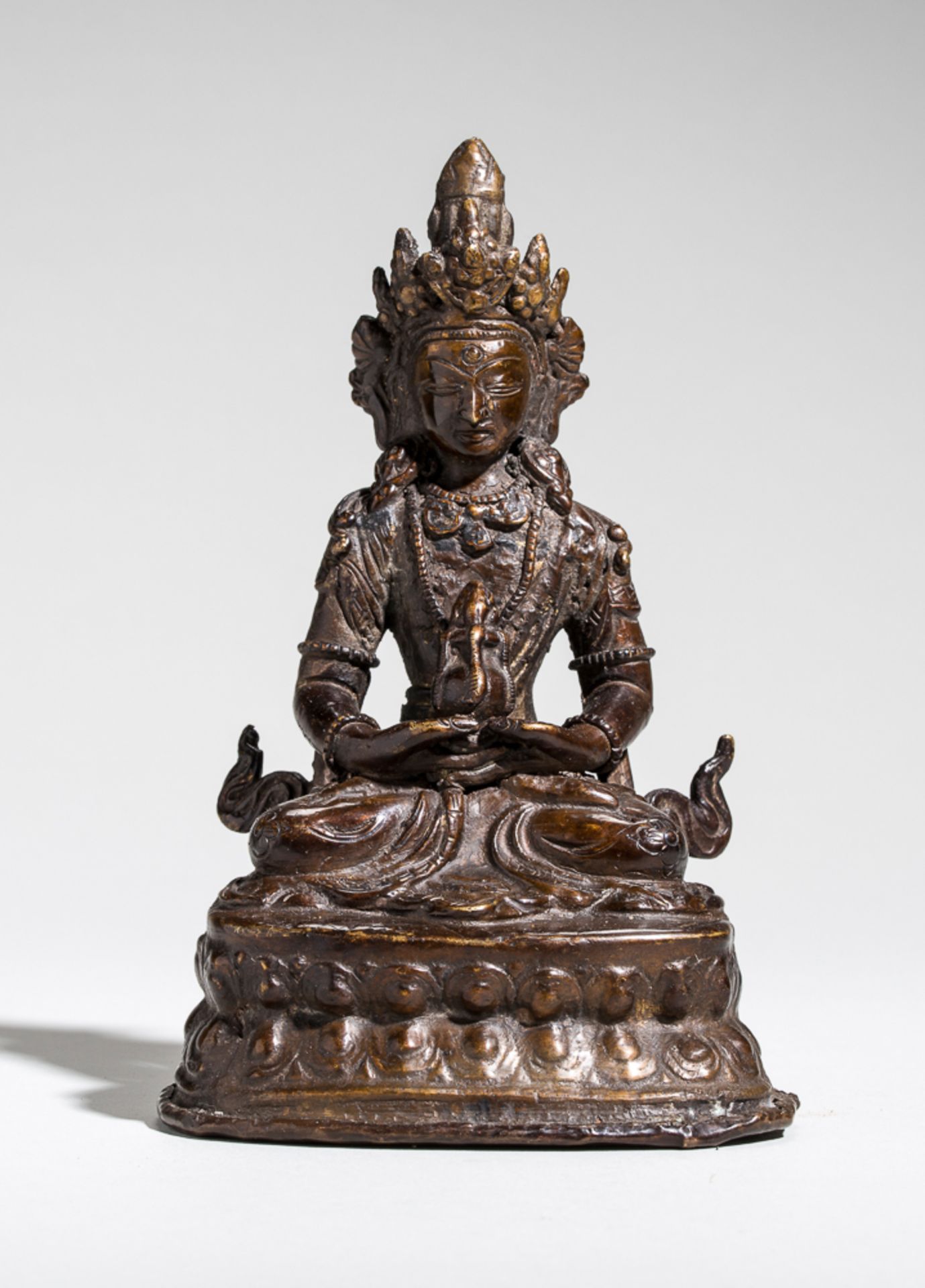 DER BUDDHA AMITAYUS
Bronze. Tibet, vermutlich 19. Jh.Diese Sonderform des großen Buddha Amitabha