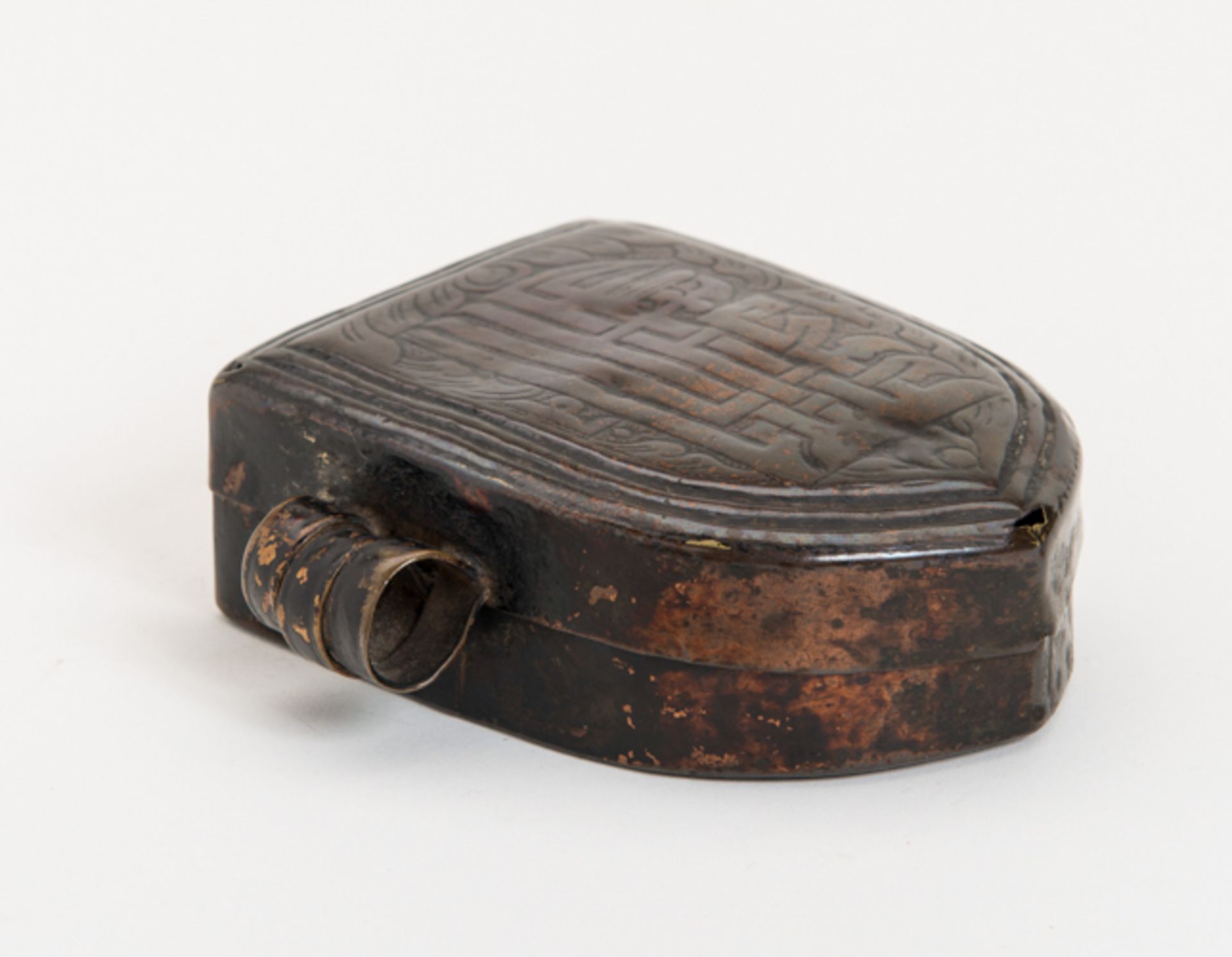 REISEGAU
Kupferbronze. Tibet, 19. Jh.Ein Amulett-Behälter Gau, der auf Reisen mitgenommen wurde - Image 2 of 4