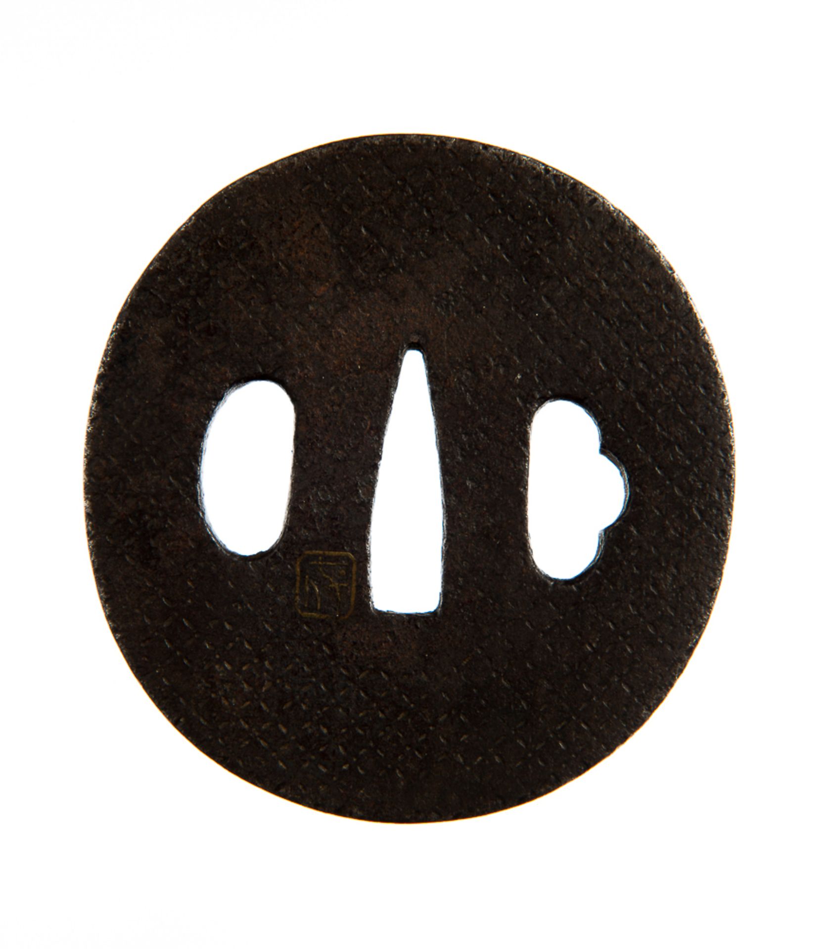 TSUBA MIT HANABISHI-DEKOR
Eisen, etwas Gold. Japan, 18. Jh.Ovalrunde Form mit zwei offenen Hitsu.