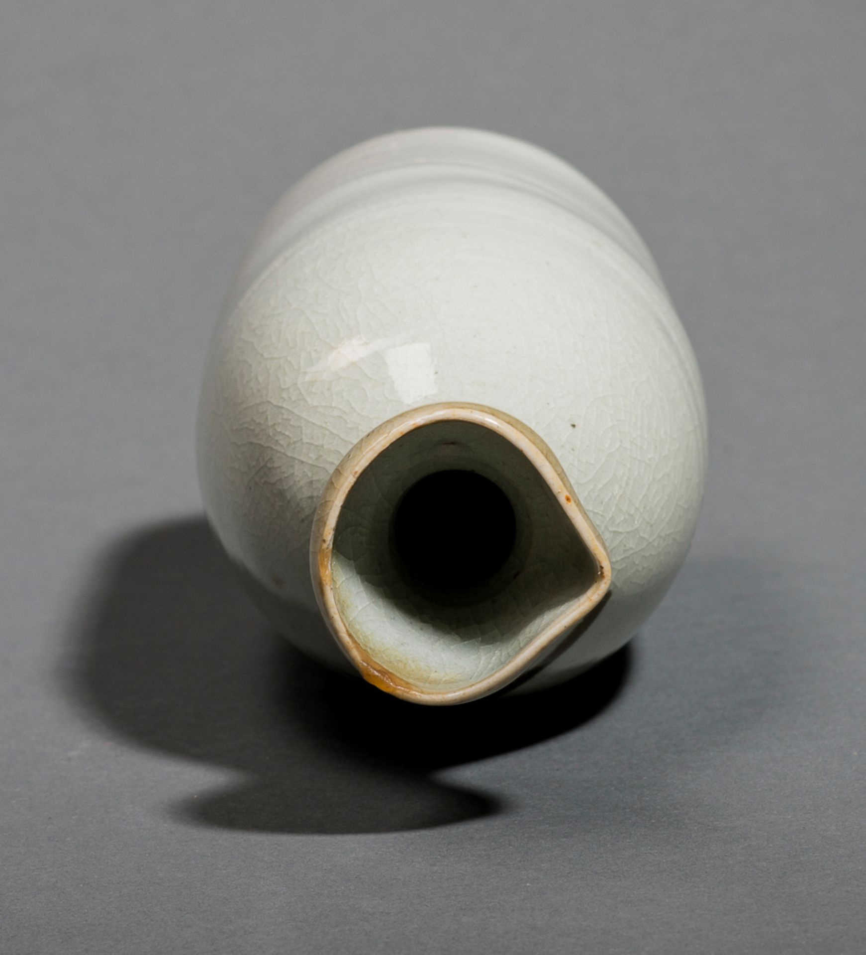 SAKEFLASCHE 
Keramik. Japan, 19./ 20. Jh.Glasiert in Beige mit Craquelé. Auf einer Seite Blütendekor - Bild 5 aus 5
